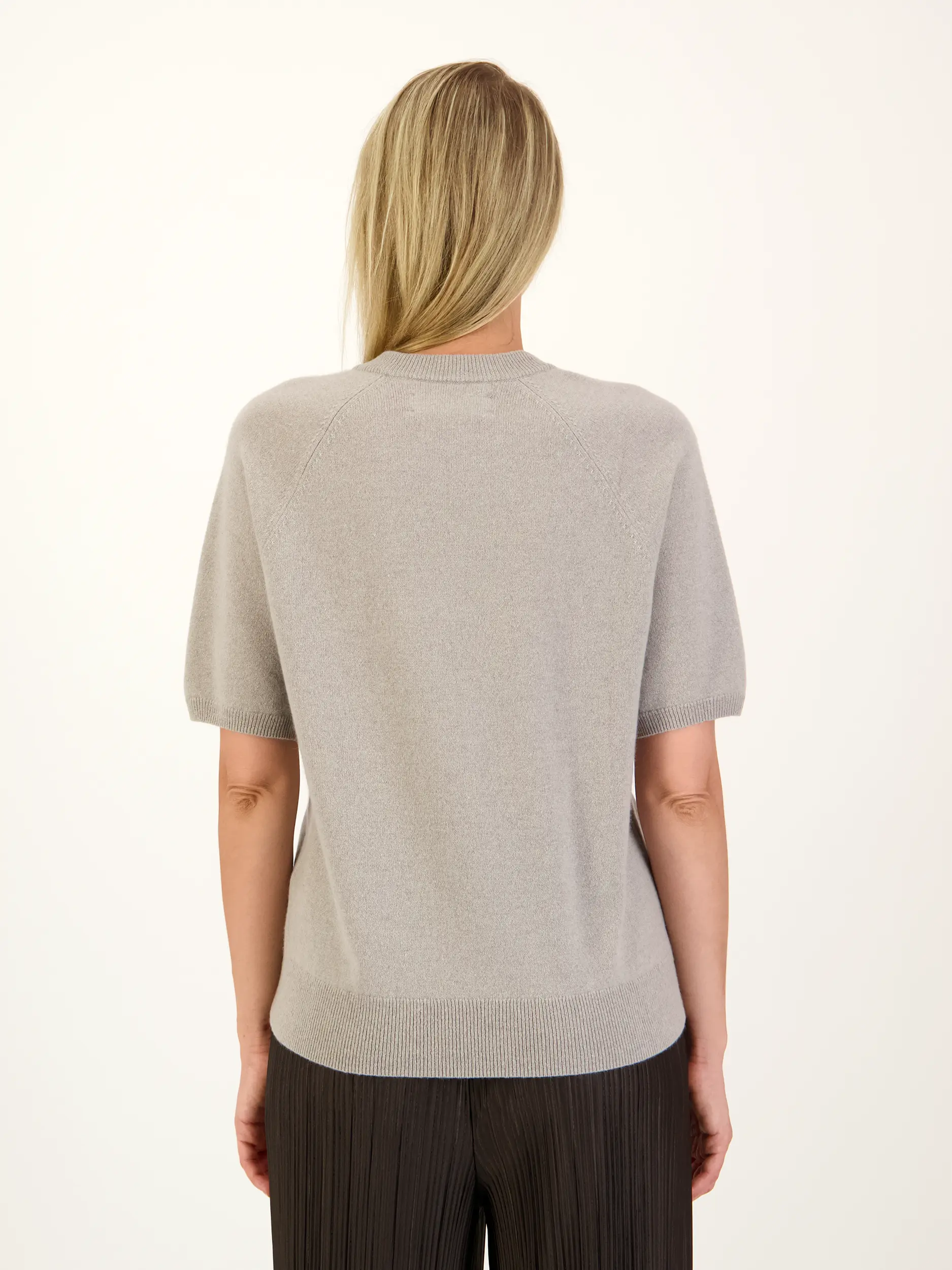 Pullover 'Saboston' aus Cashmere kurzarm - Artikel Rückseite getragen von einem Modell - Farbe: Grau