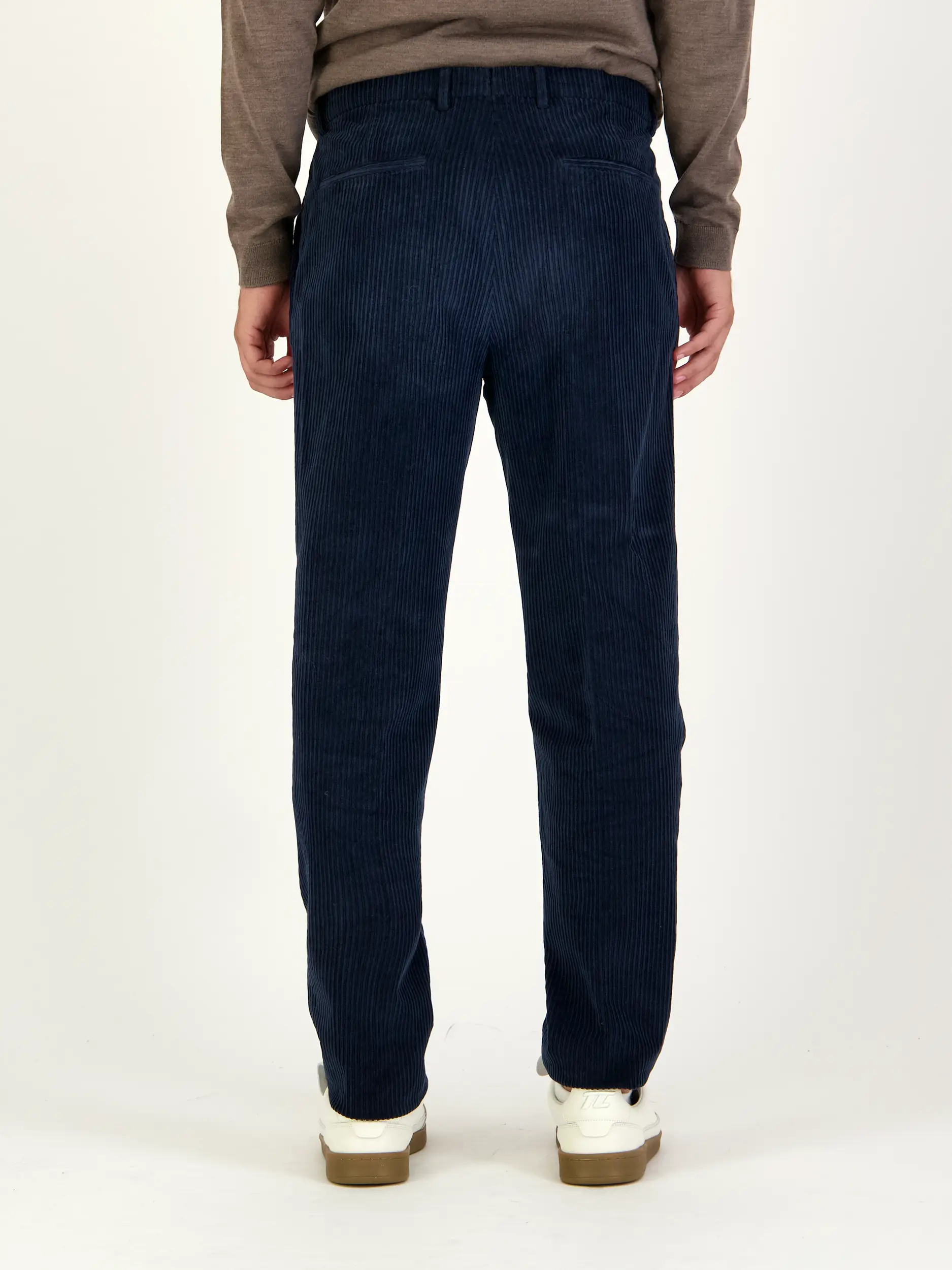 Cordhose 'Silvio' - Artikel Rückseite getragen von einem Modell - Farbe: Blau