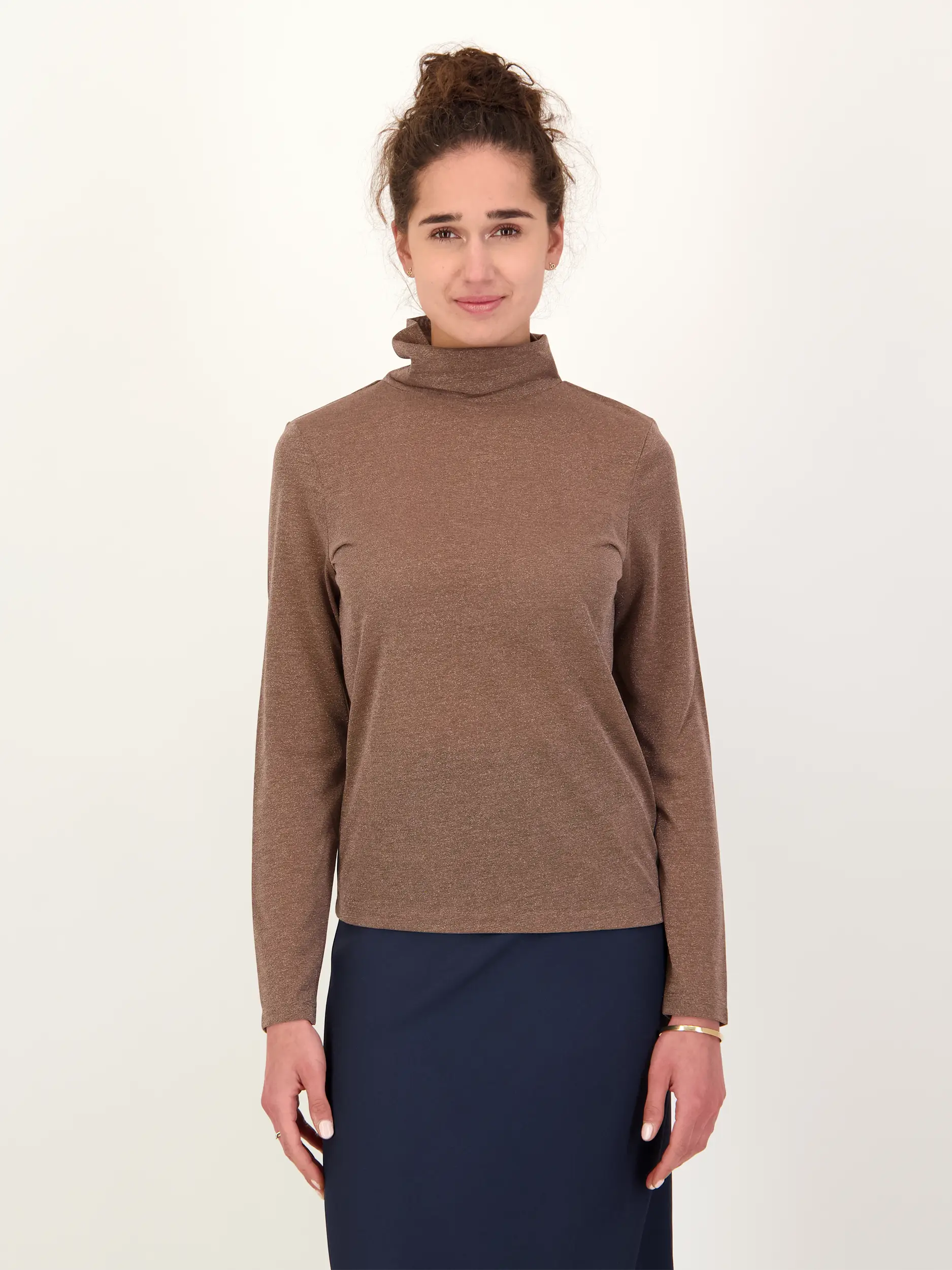 Langarmshirt 'Zerafne' - Artikel Vorderseite getragen von einem Modell - Farbe: Braun