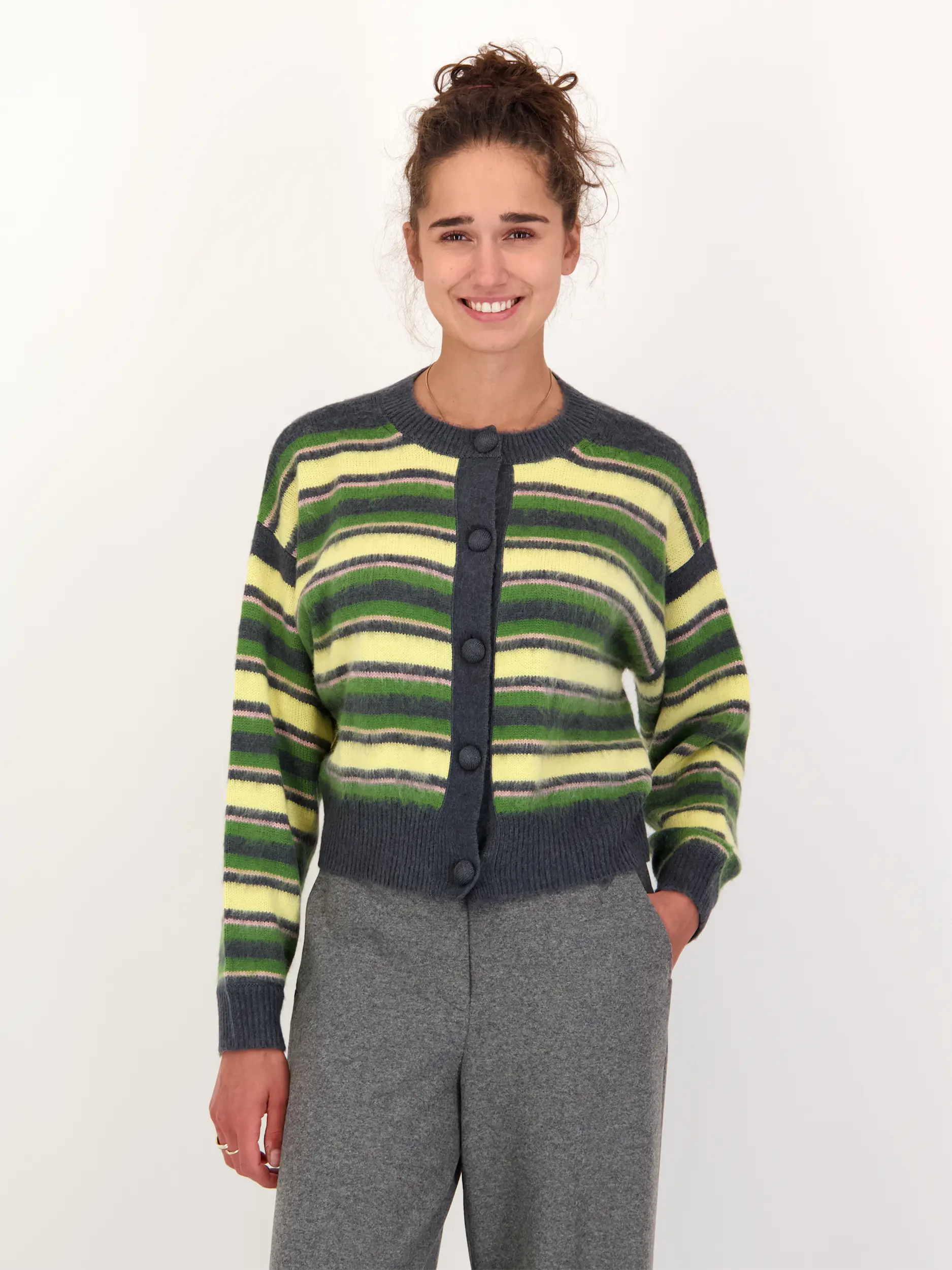 Gestreifte Strickjacke aus Wolle - Artikel Vorderseite getragen von einem Modell - Farbe: Grün