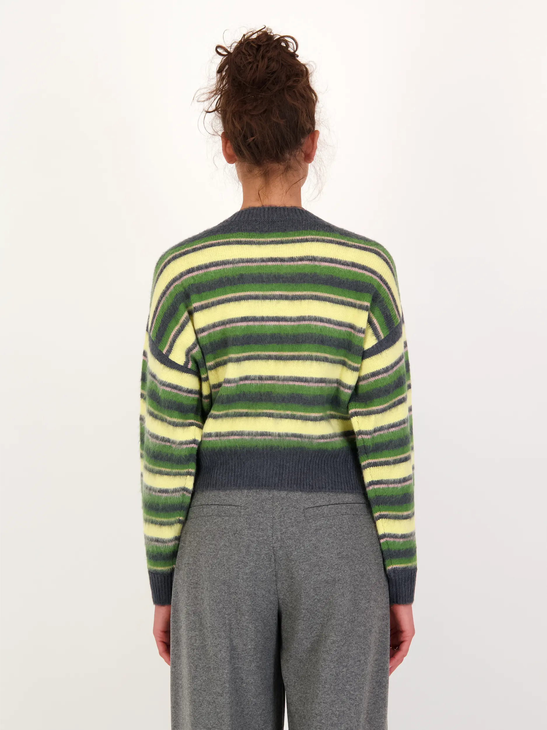 Gestreifte Strickjacke aus Wolle - Artikel Rückseite getragen von einem Modell - Farbe: Grün