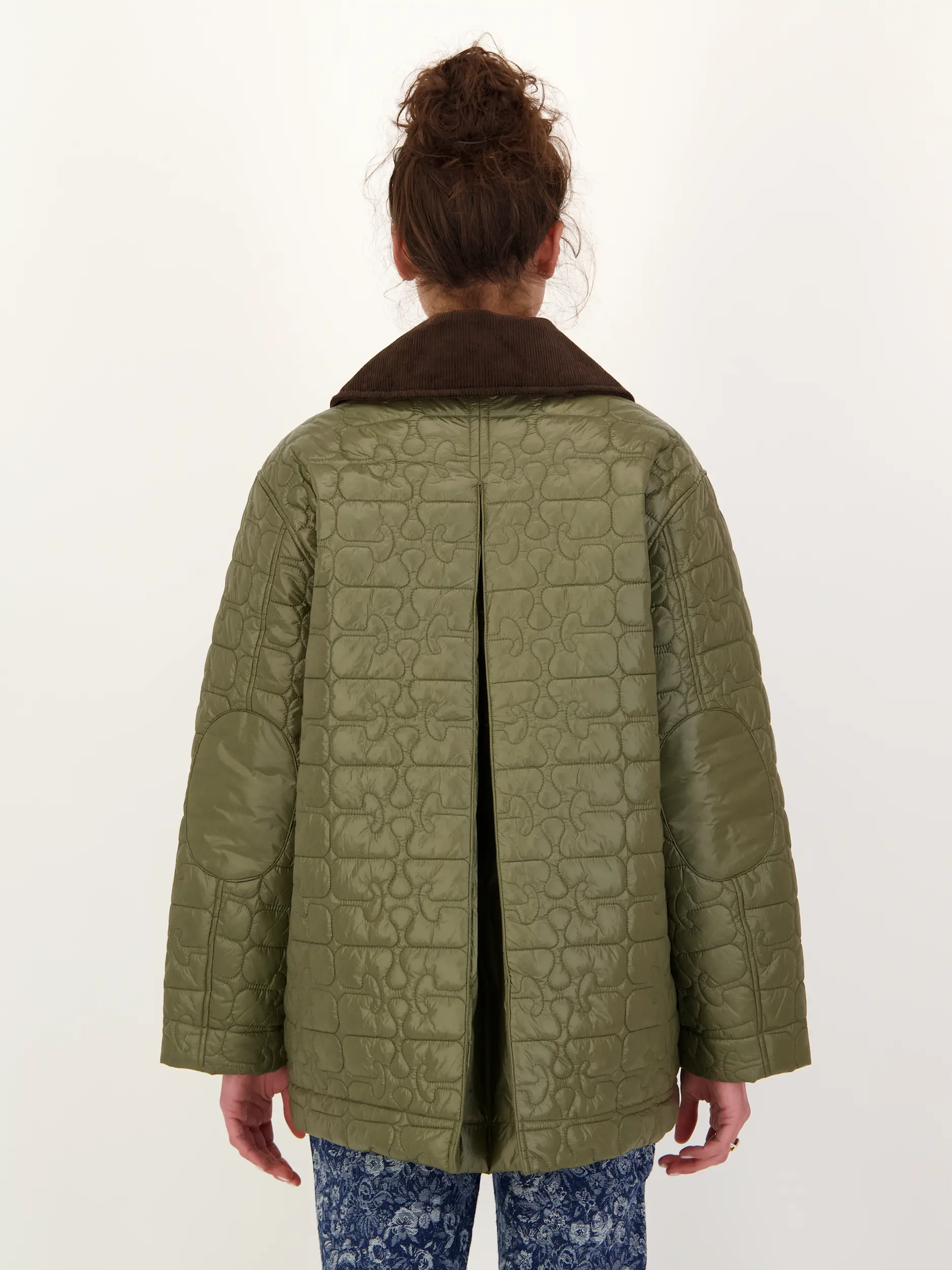 Steppjacke  - Artikel Rückseite getragen von einem Modell - Farbe: Grün