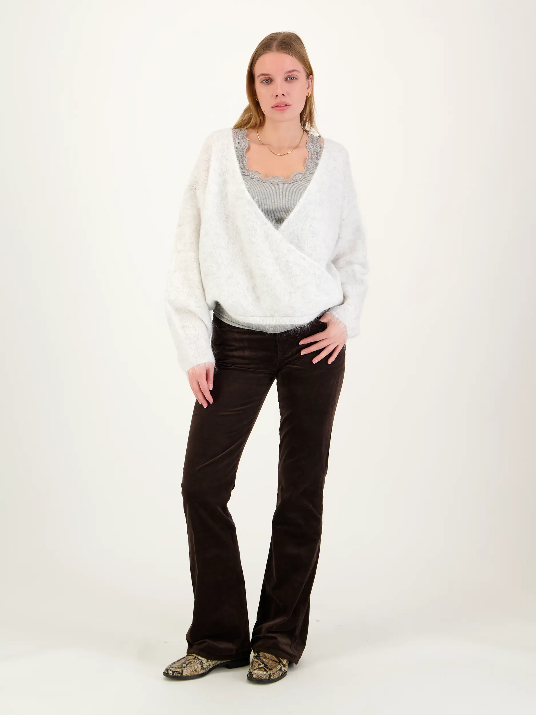 Rippstricktop mit Spitze aus Seiden-Mix - Artikel Teil eines Outfits getragen von einem Modell - Farbe: Grau