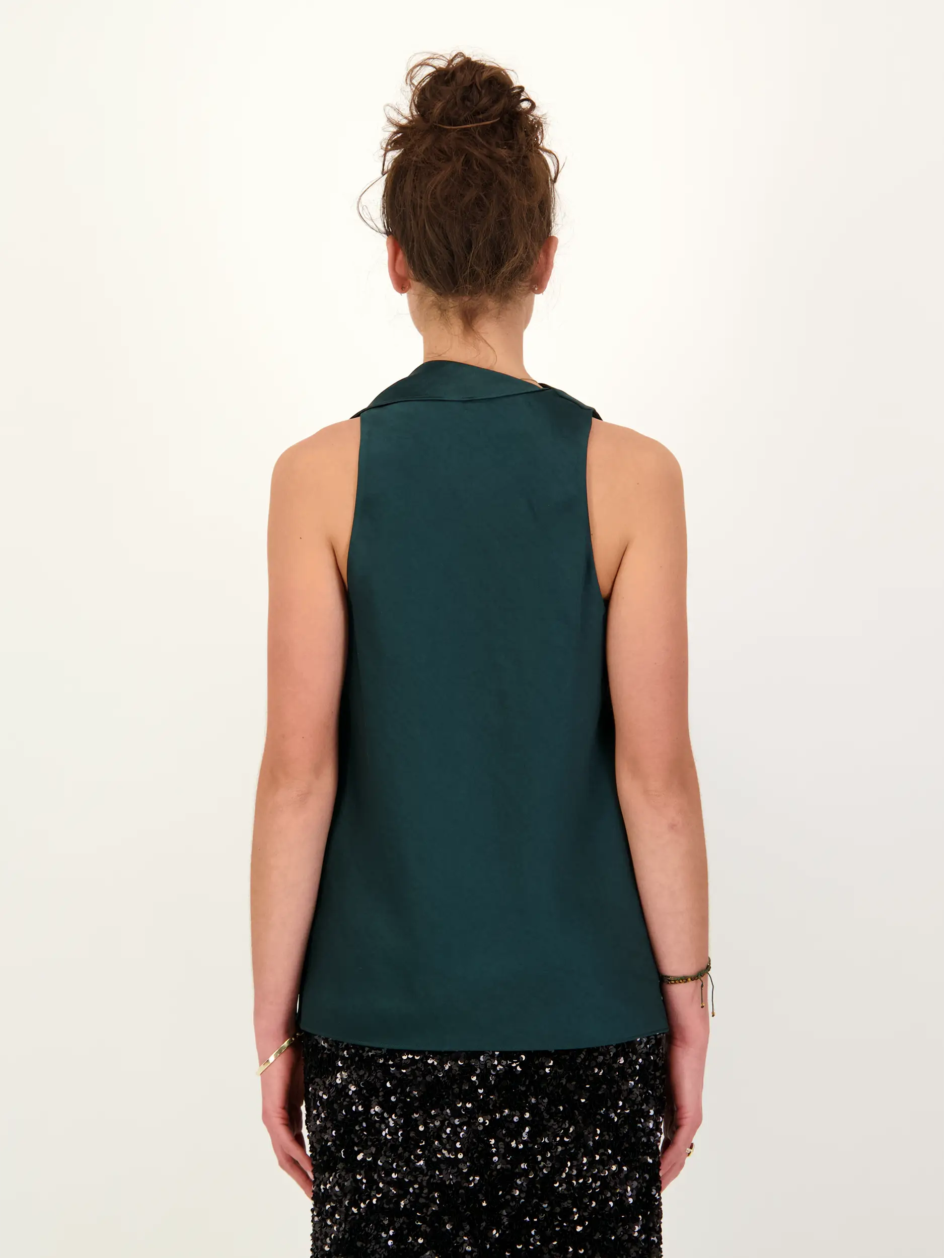 Bluse ärmellos - Artikel Rückseite getragen von einem Modell - Farbe: Grün