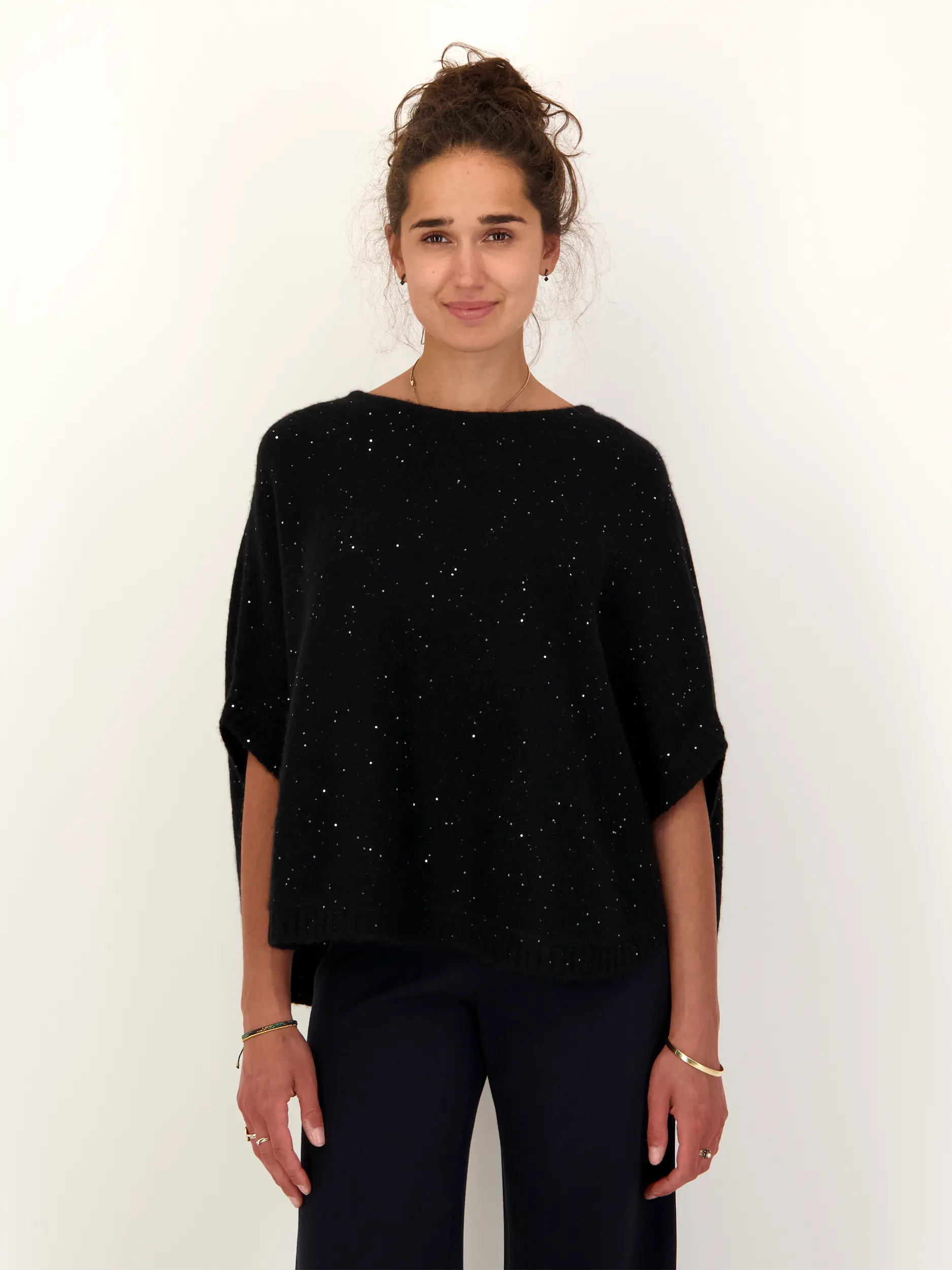 Pullunder 'Trisha' aus Kaschmir mit Glitzerpailletten - Artikel Vorderseite getragen von einem Modell