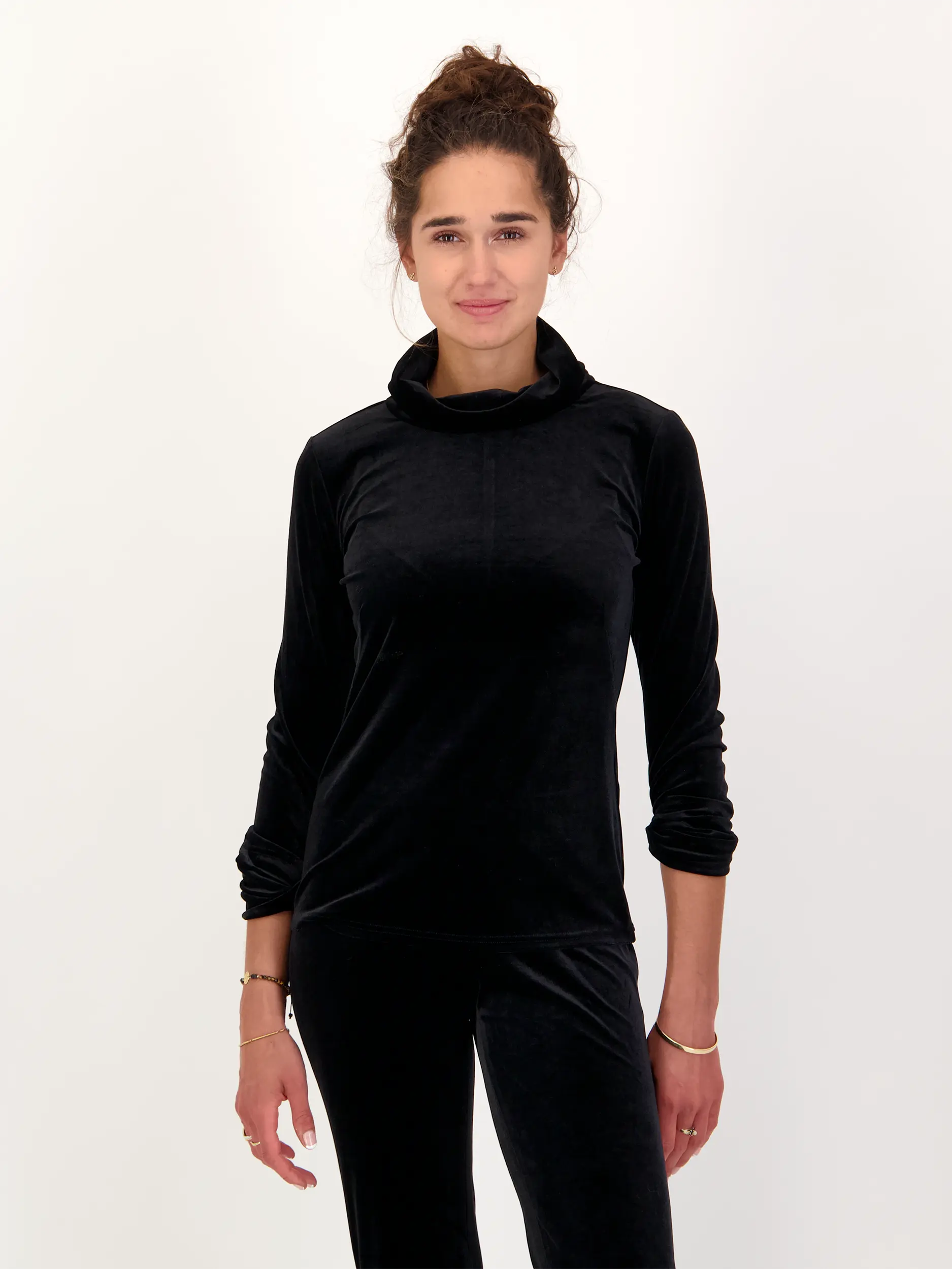 Langarmshirt 'Soft Elegance' aus Samt - Artikel Vorderseite getragen von einem Modell - Farbe: Schwarz