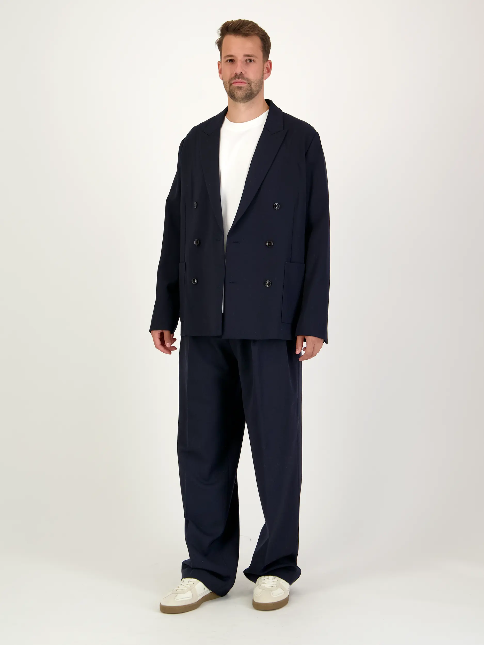 Bundfaltenhose 'Justin' - Artikel Teil eines Outfits getragen von einem Modell - Farbe: Blau