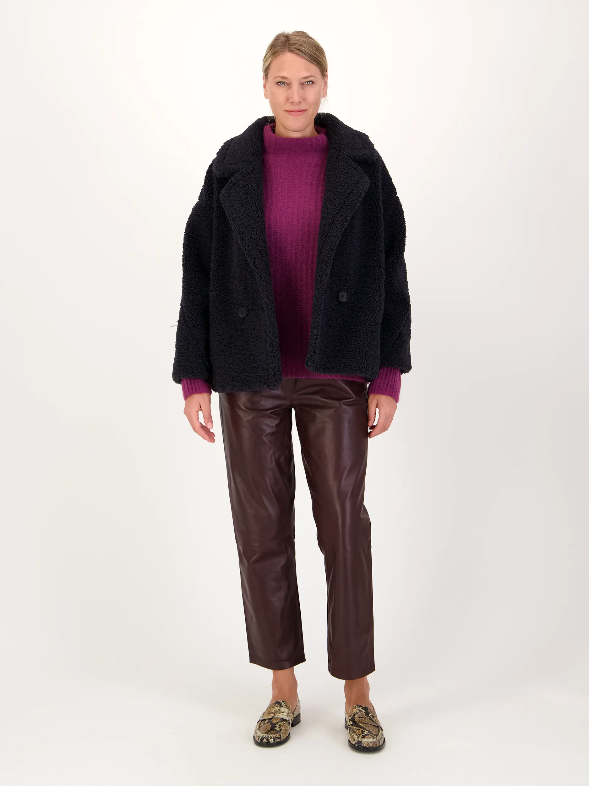 Pullover aus Kaschmir langarm - Artikel Teil eines Outfits getragen von einem Modell - Farbe: Rot