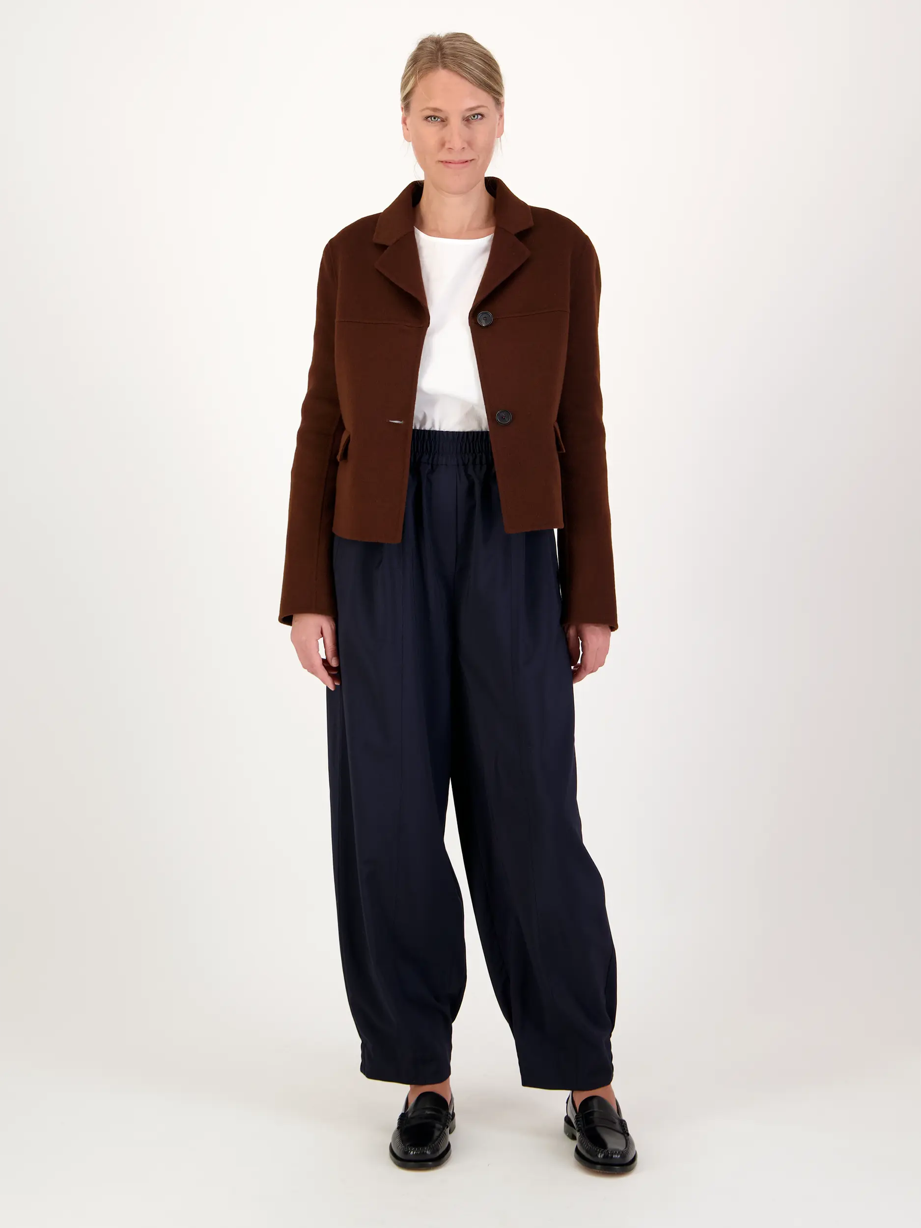Wolljacke - Artikel Teil eines Outfits getragen von einem Modell - Farbe: Braun