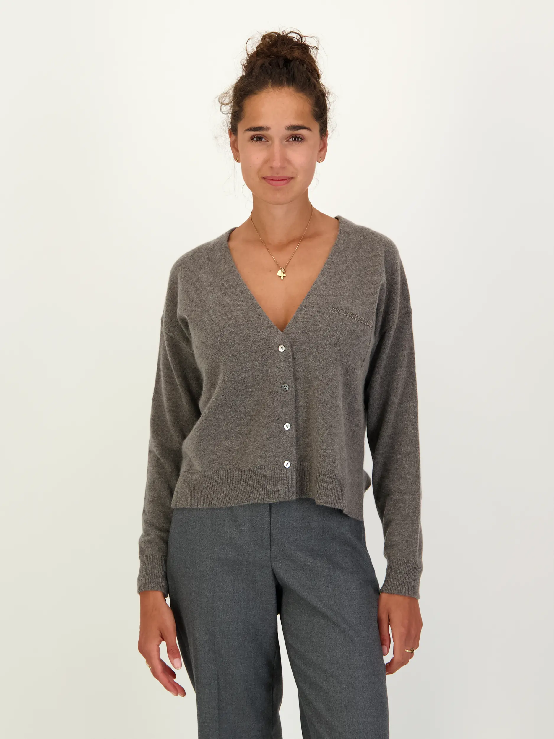 Strickjacke aus Kaschmir - Artikel Vorderseite getragen von einem Modell - Farbe: Grau