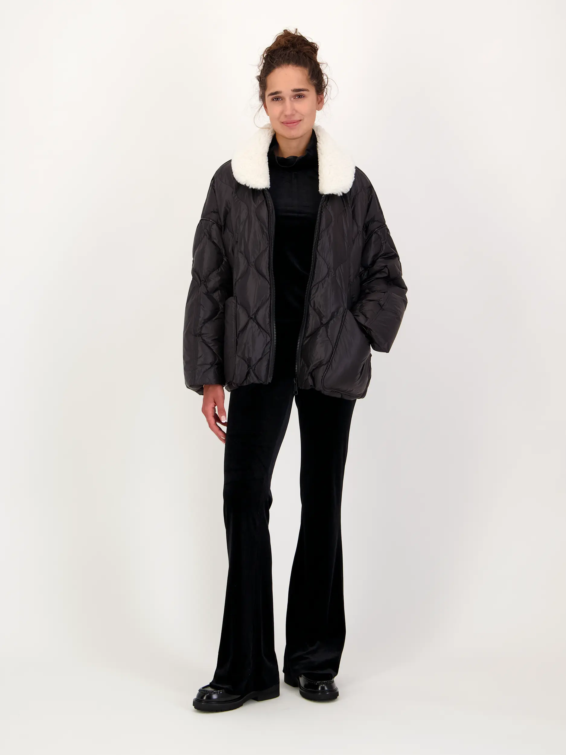Steppjacke 'Cozy Coolness' - Artikel Teil eines Outfits getragen von einem Modell - Farbe: Schwarz