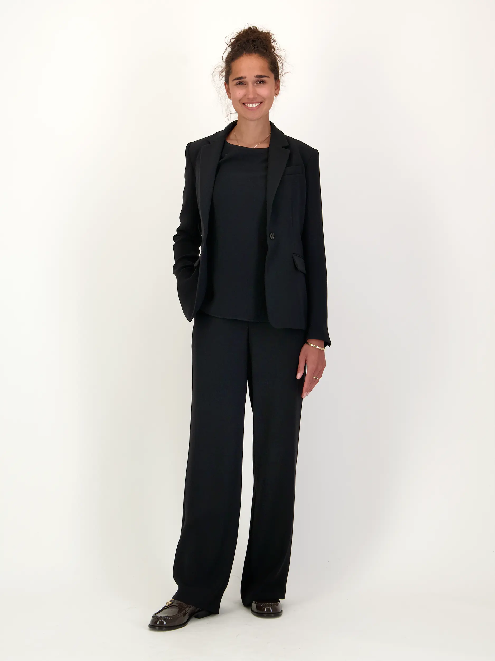 Hose - Artikel Teil eines Outfits getragen von einem Modell - Farbe: Schwarz