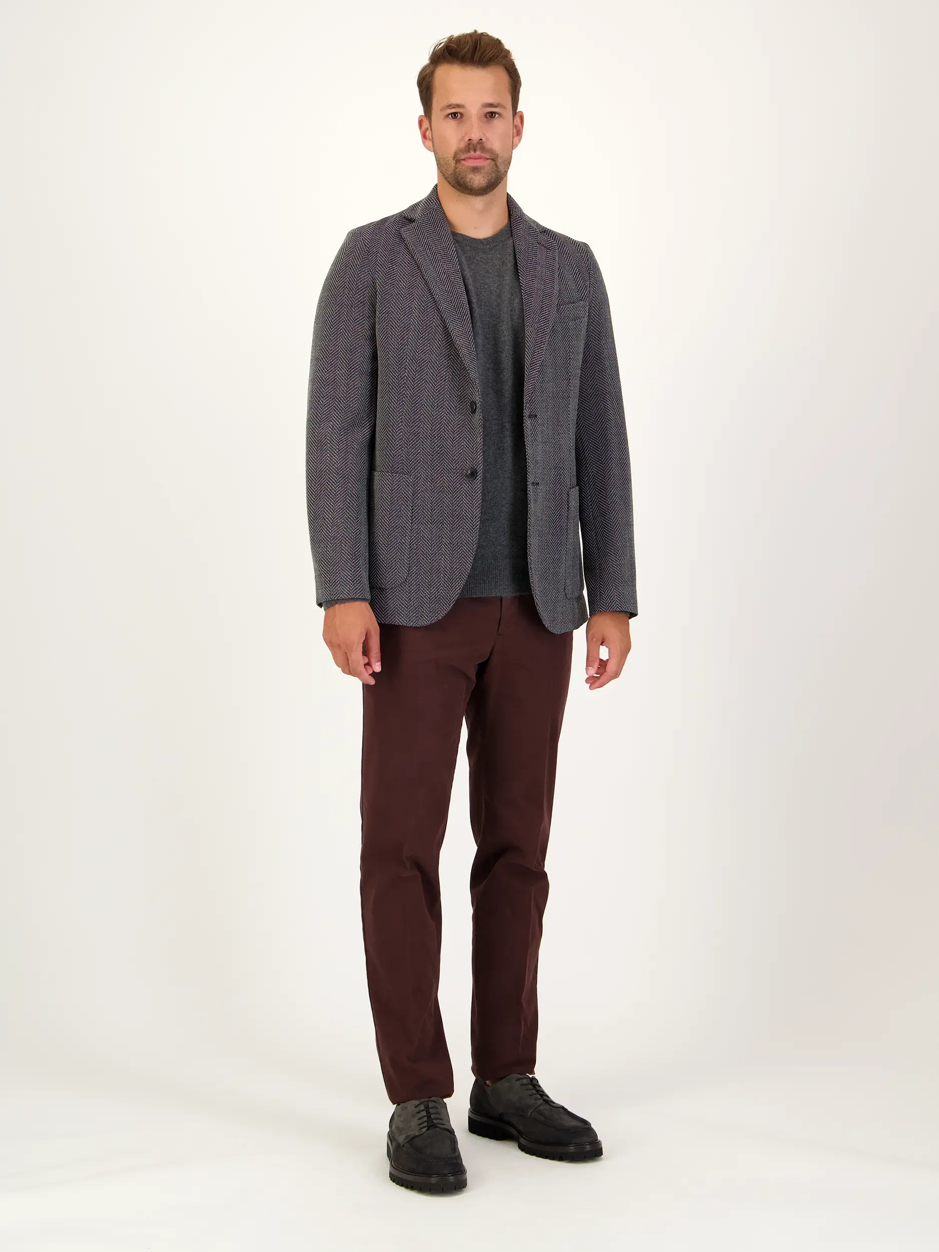 Pullover aus Kaschmir langarm - Artikel Teil eines Outfits getragen von einem Modell - Farbe: Grau