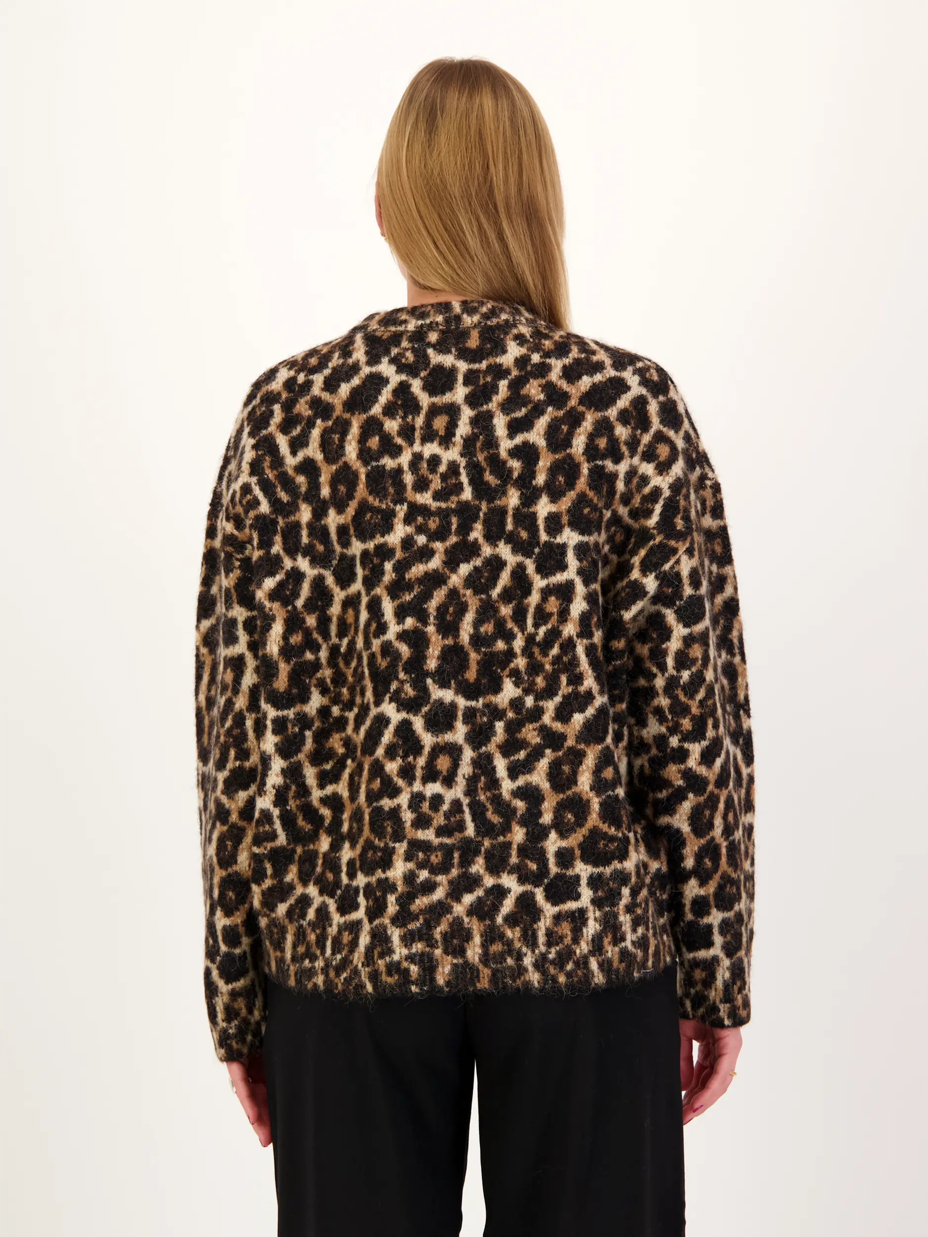 Pullover aus Alpaka-Mix mit Leo-Print langarm - Artikel Rückseite getragen von einem Modell - Farbe: Braun