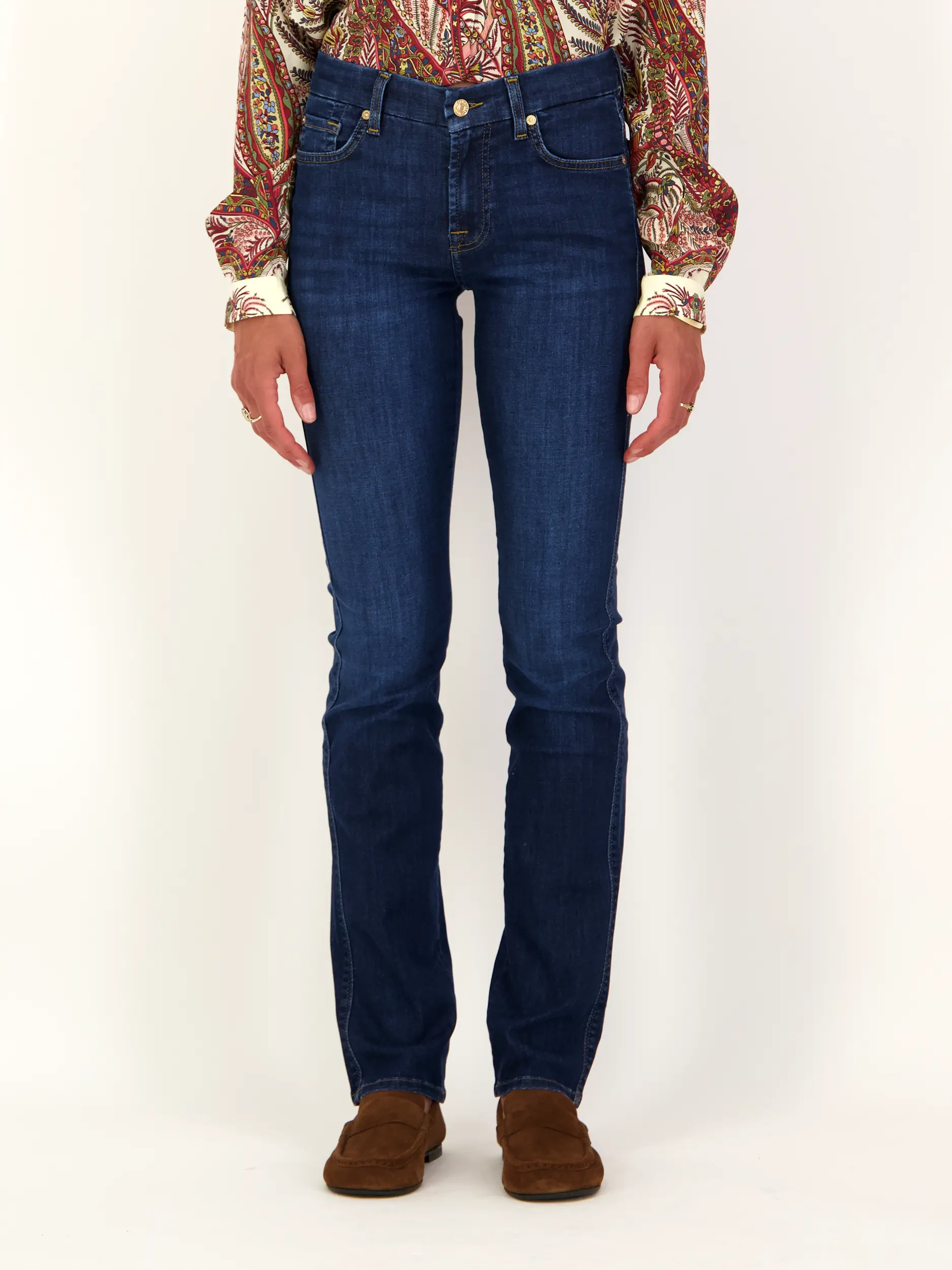Mid Rise Straight Leg Jeans 'Kimmie' - Artikel Vorderseite getragen von einem Modell