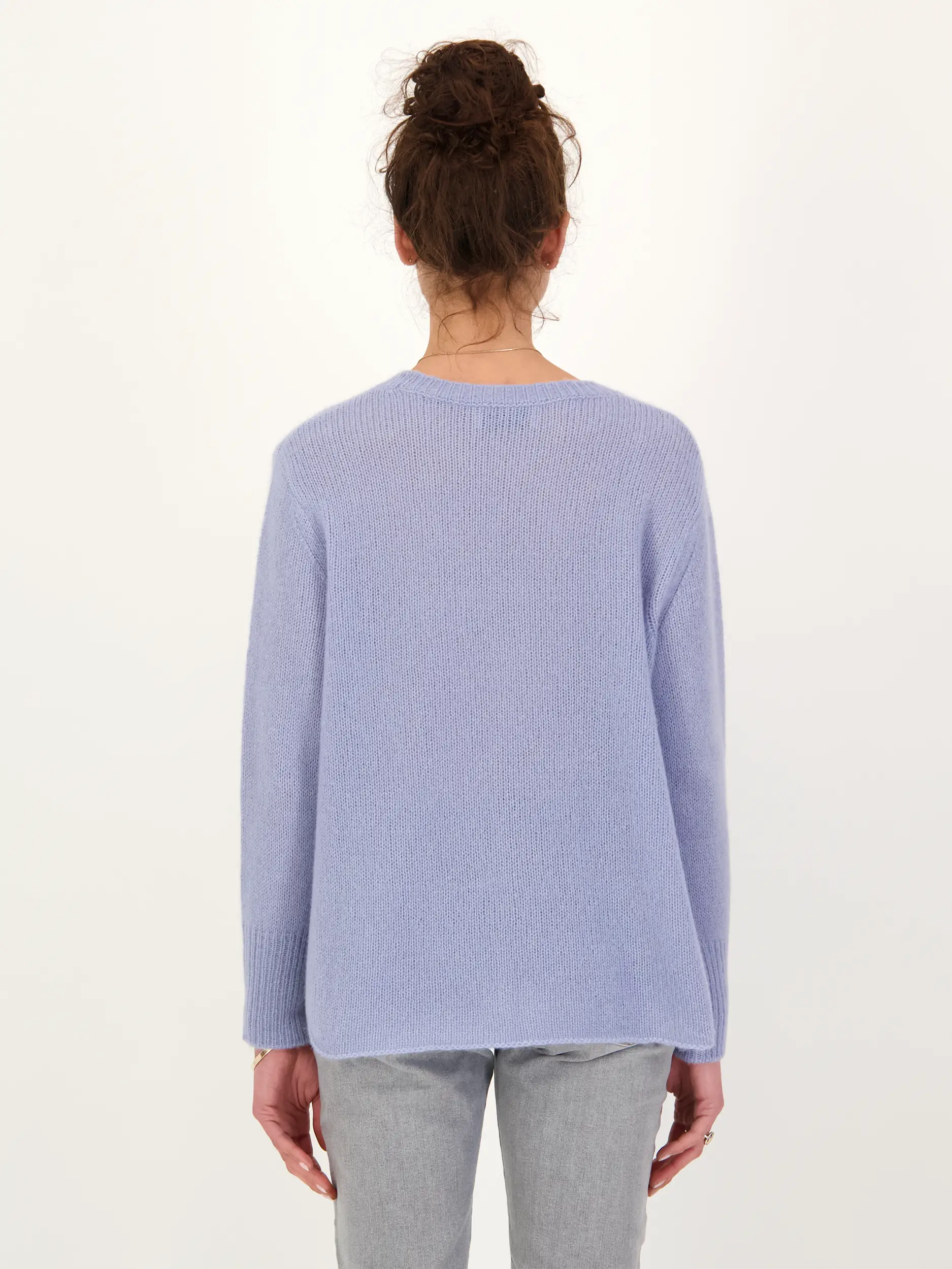 Pullover 'Maicon' aus Kaschmir Seide Mix - Artikel Rückseite getragen von einem Modell - Farbe: Blau