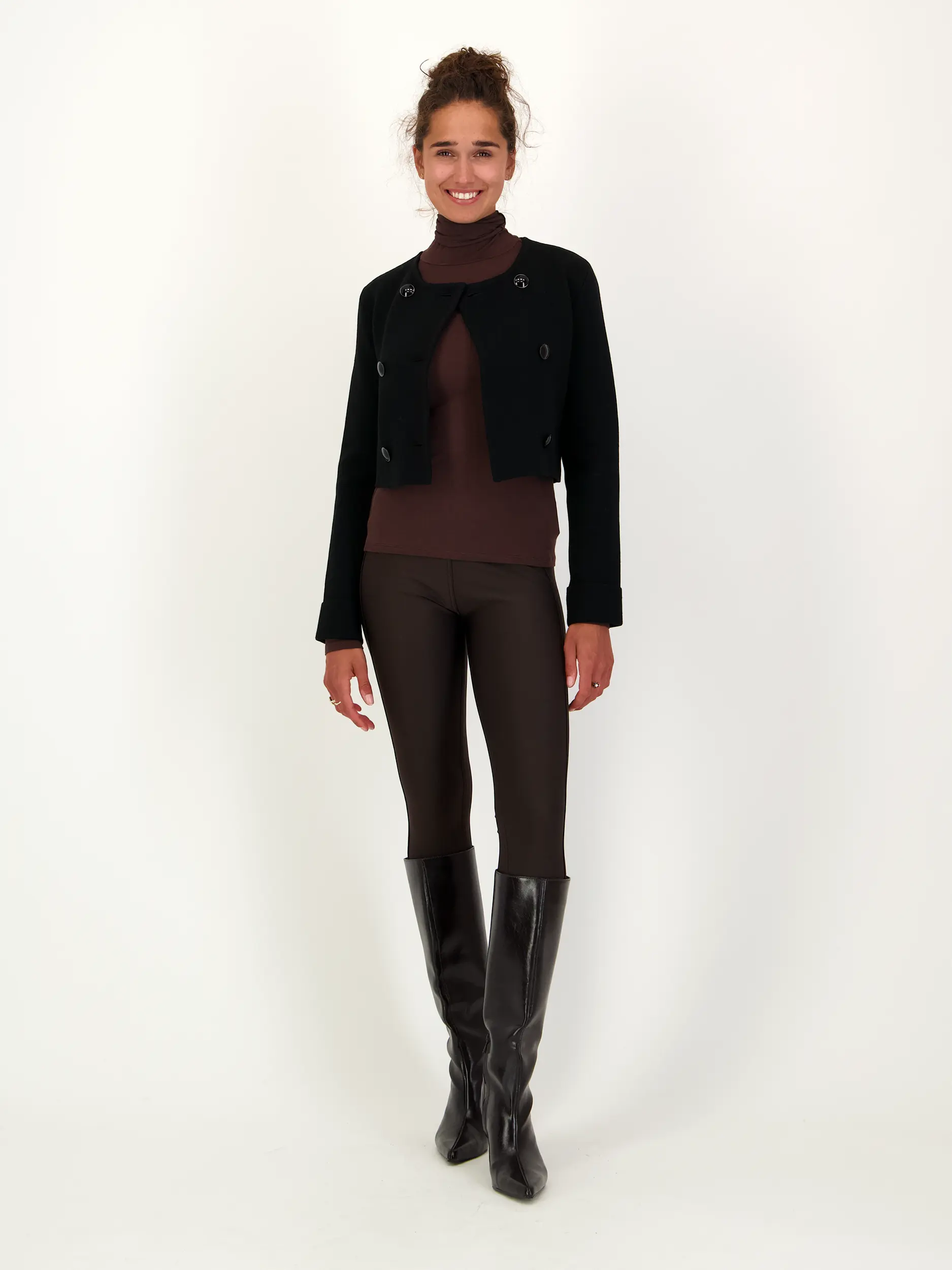 Langarmshirt 'Chic Comfort' - Artikel Teil eines Outfits getragen von einem Modell - Farbe: Braun