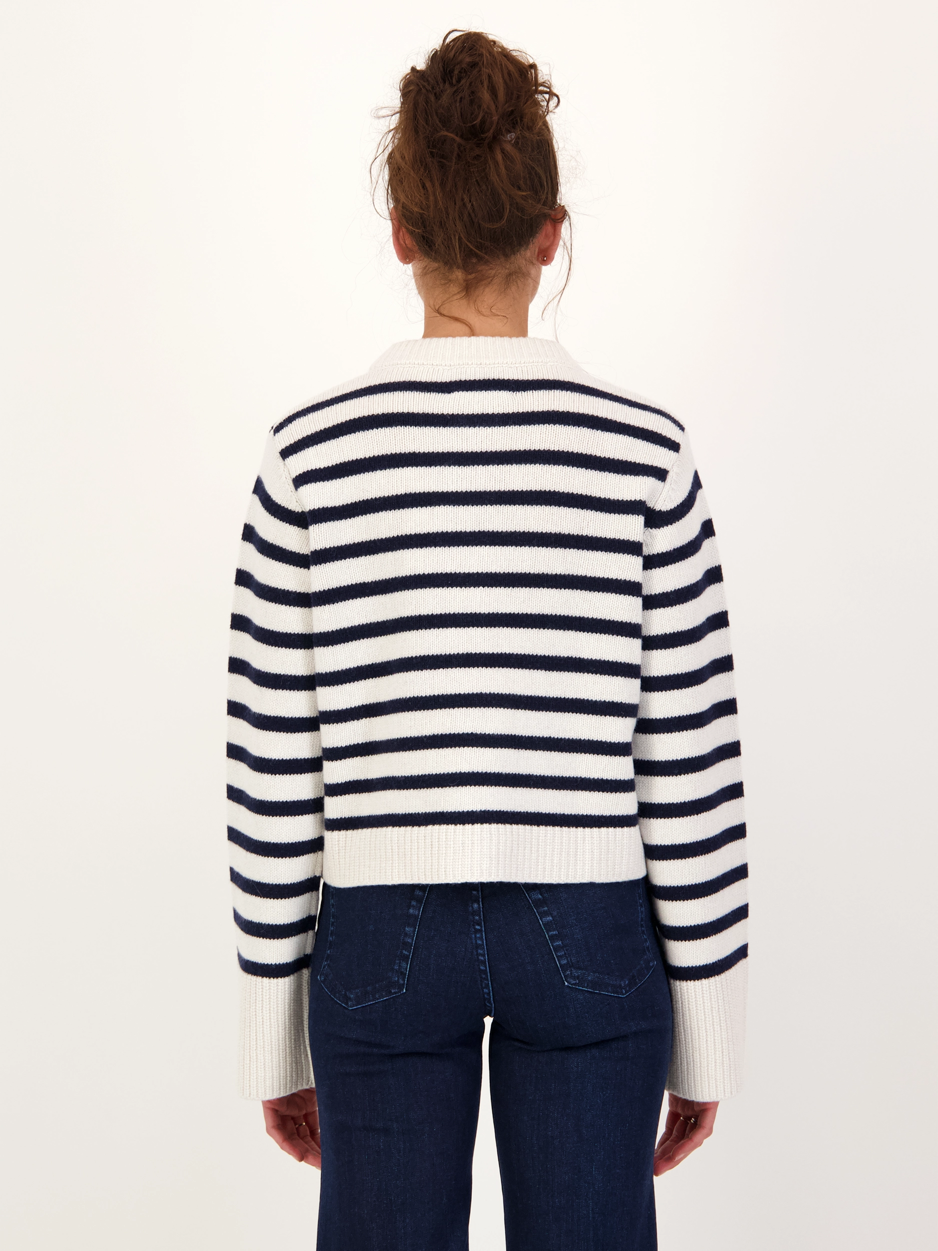 Strickjacke 'Lilly' aus Woll-Kaschmir-Mix langarm - Artikel Rückseite getragen von einem Modell - Farbe: Creme