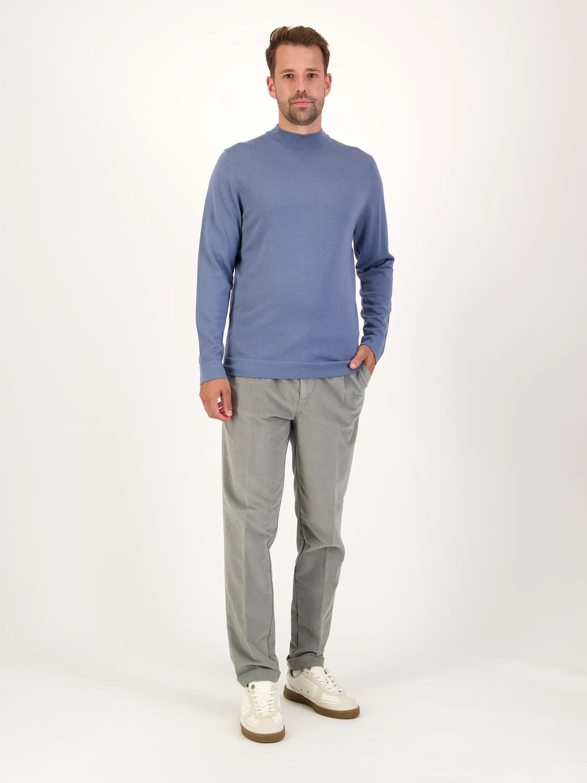 Pullover 'Arwon' aus Schurwolle langarm - Artikel Teil eines Outfits getragen von einem Modell - Farbe: Blau