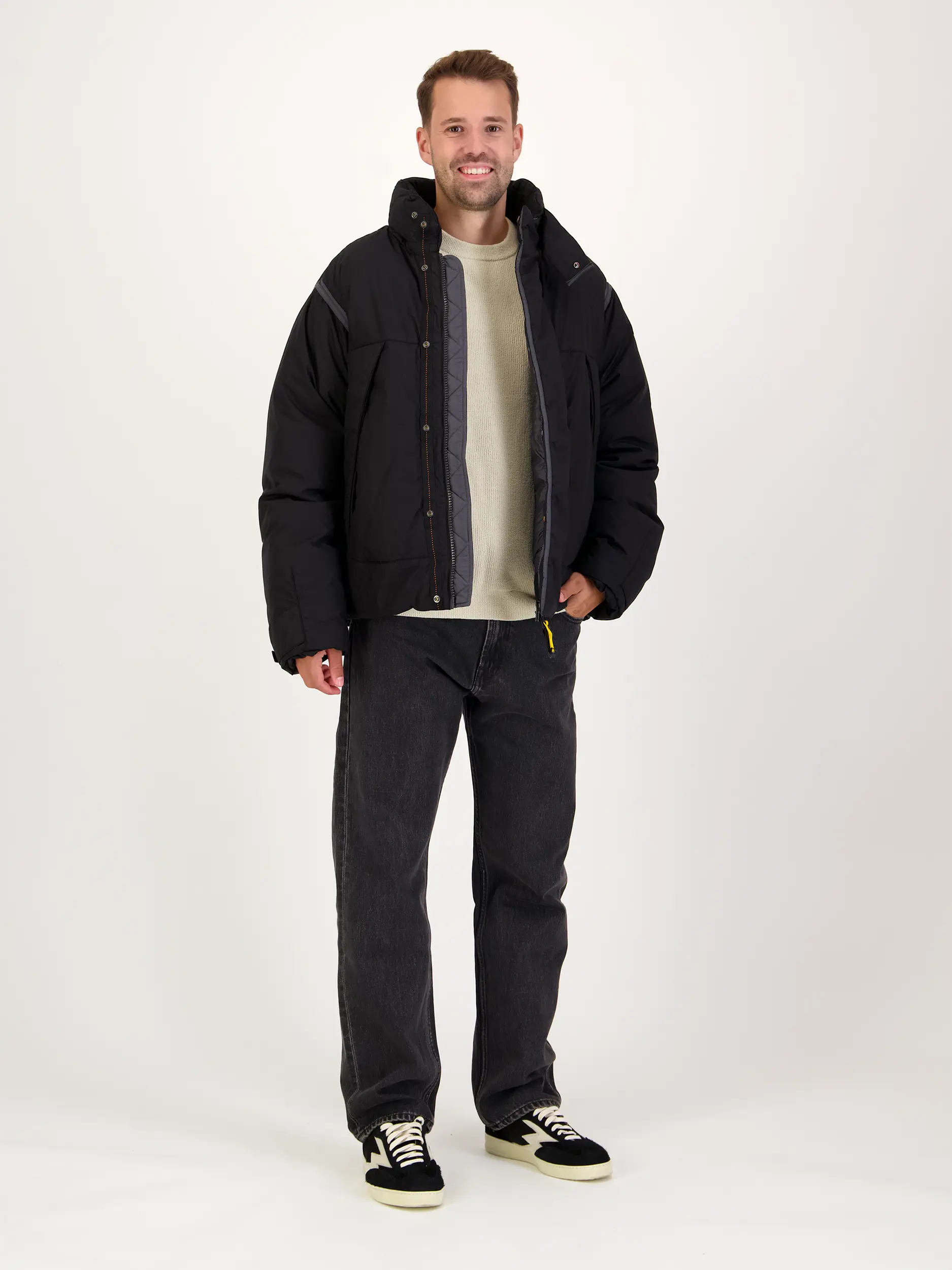 Daunenjacke 'Blackburn' - Artikel Teil eines Outfits getragen von einem Modell - Farbe: Schwarz
