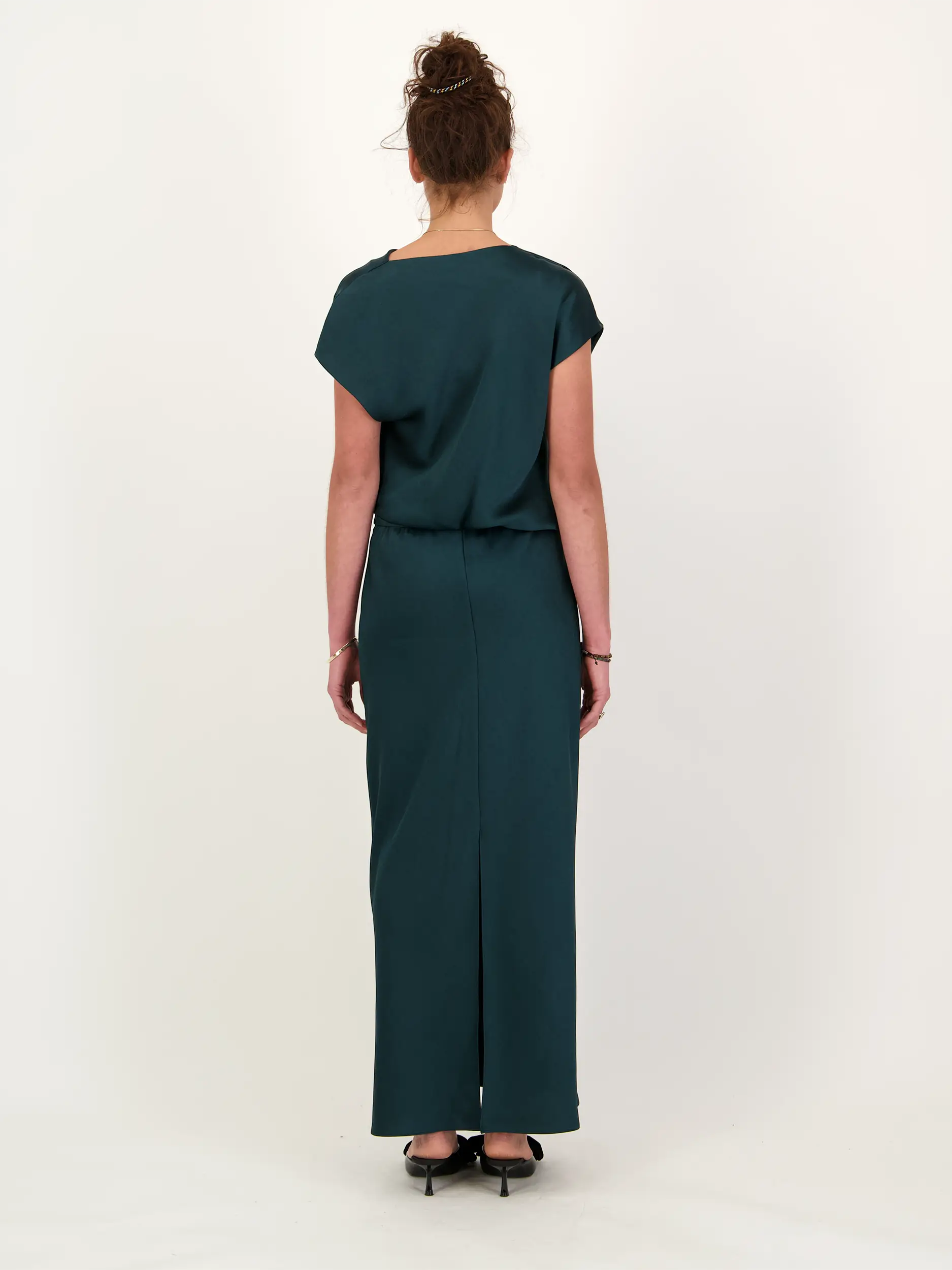 Maxikleid - Artikel Rückseite getragen von einem Modell - Farbe: Grün