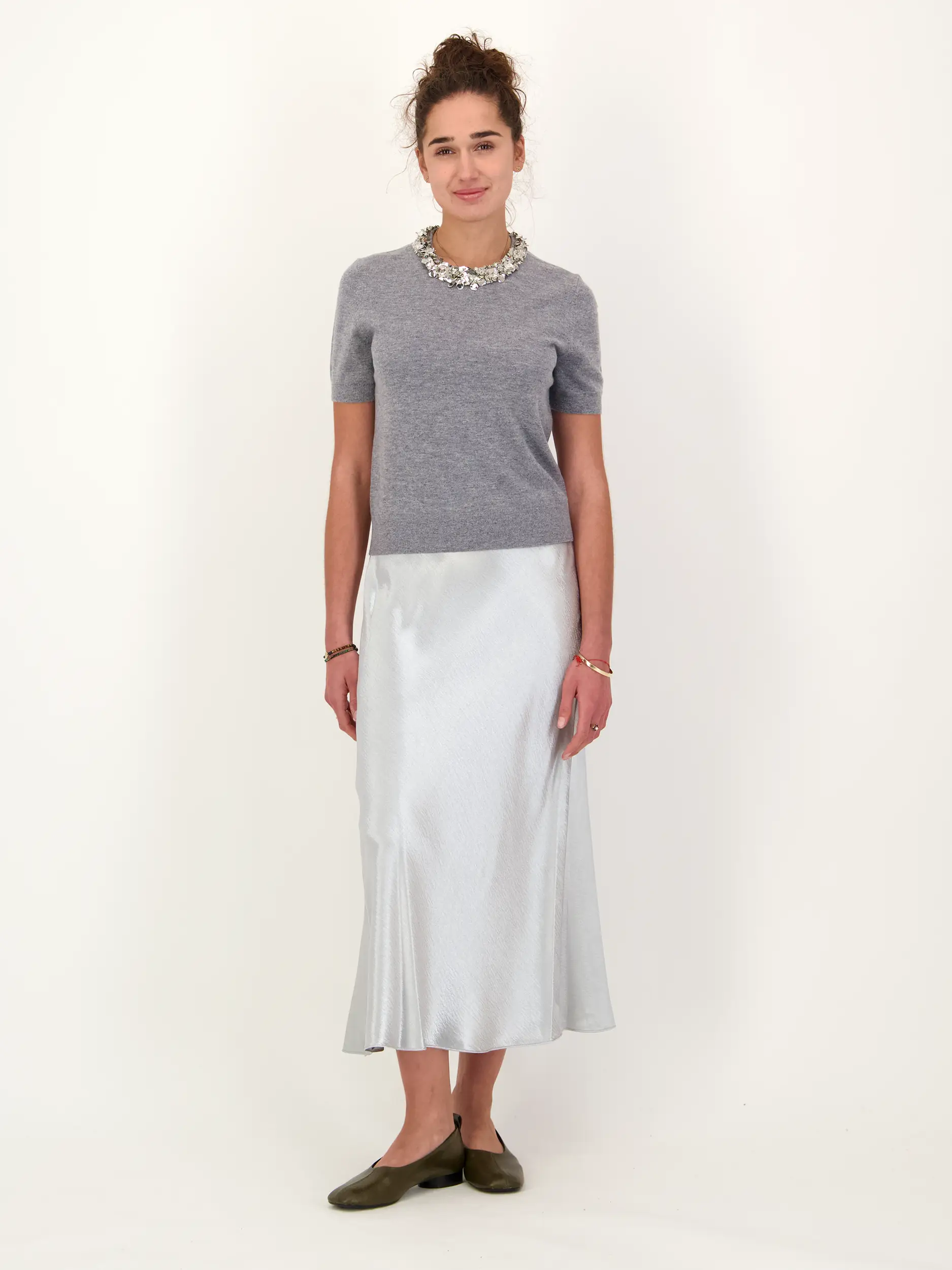 Midi Satinrock - Artikel Teil eines Outfits getragen von einem Modell - Farbe: Grau