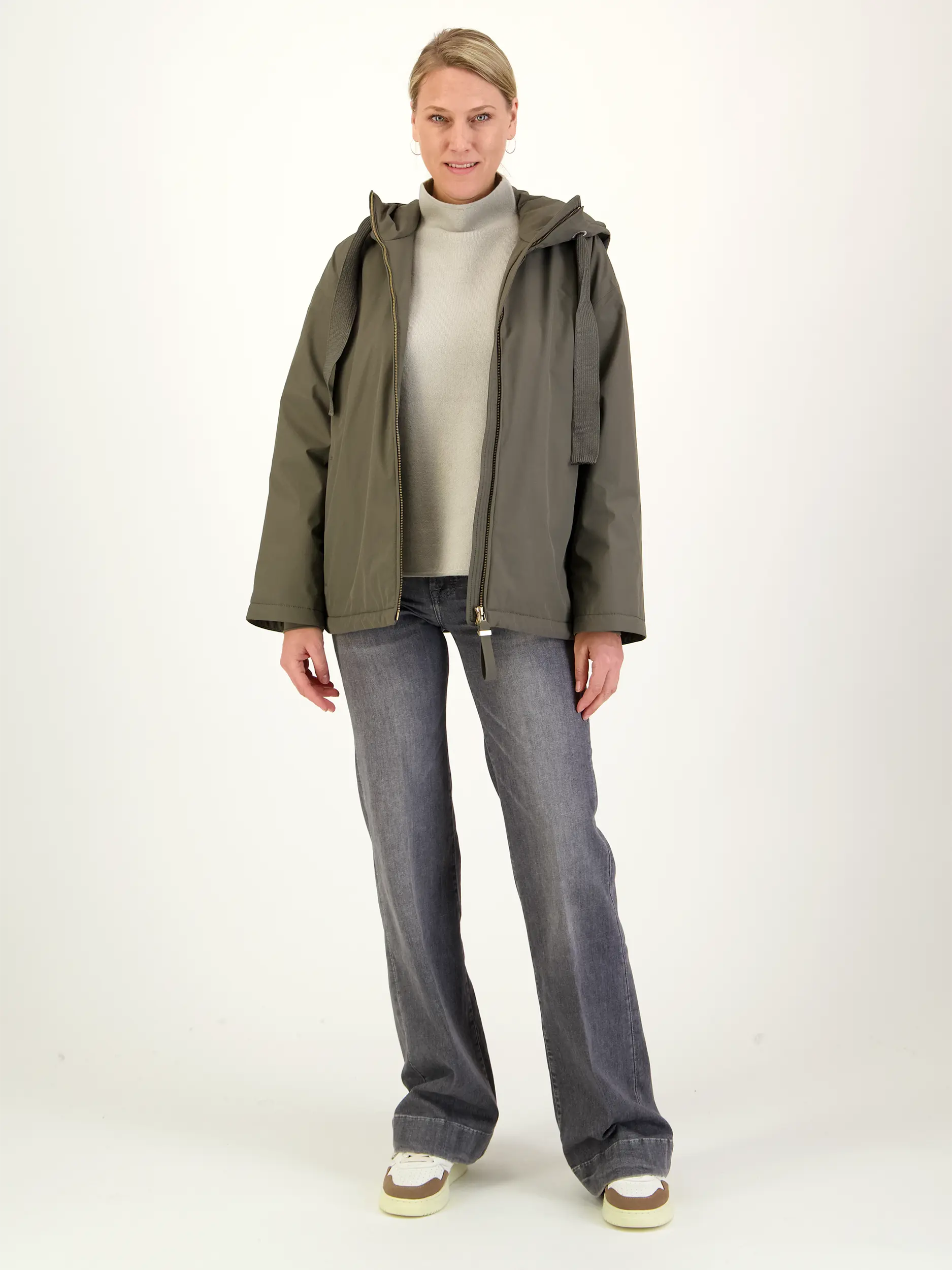 Wasserdichte Jacke 'Sheer' - Artikel Teil eines Outfits getragen von einem Modell - Farbe: Grau