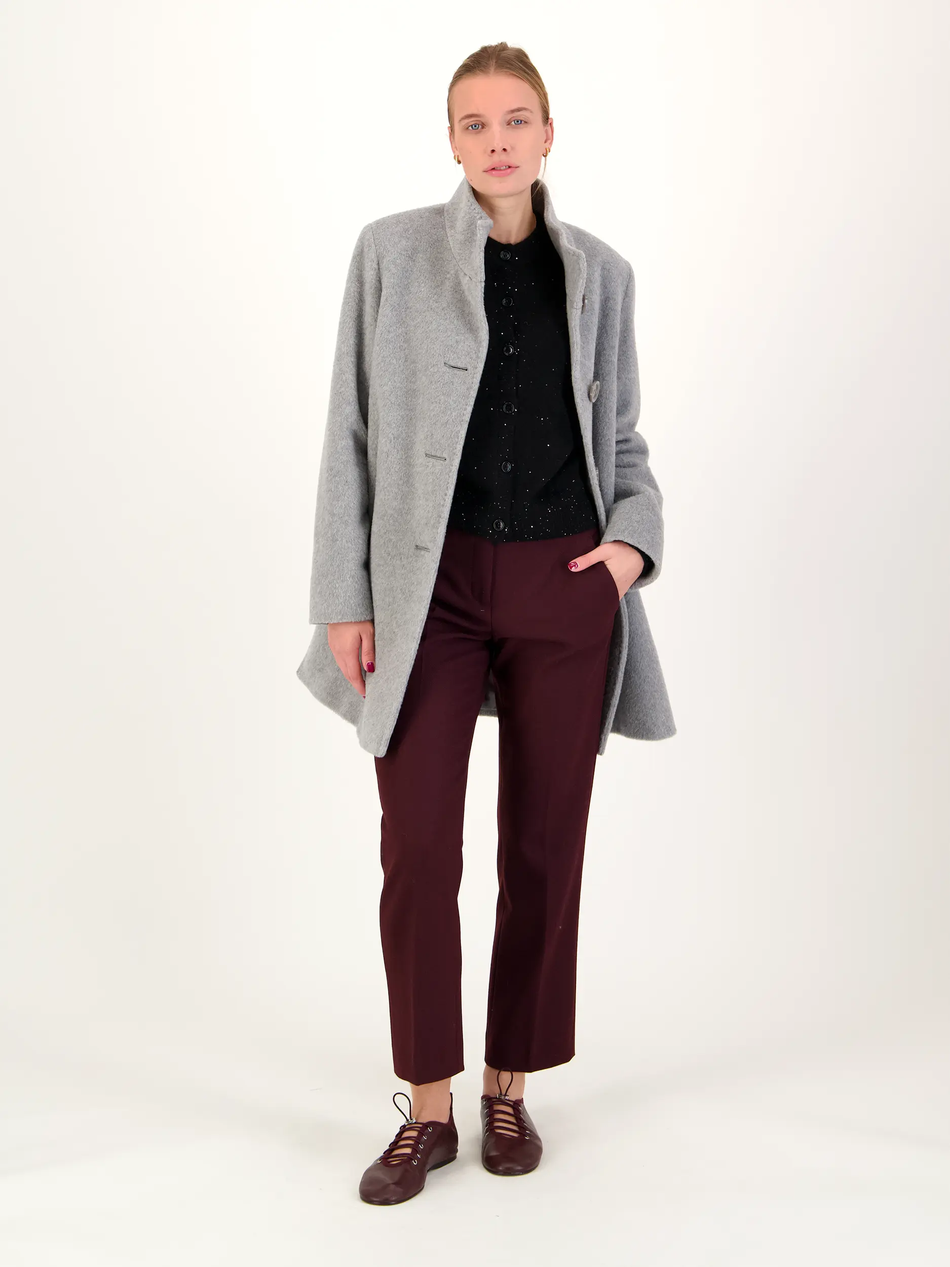 Strickjacke aus Kaschmir - Artikel Teil eines Outfits getragen von einem Modell - Farbe: Schwarz