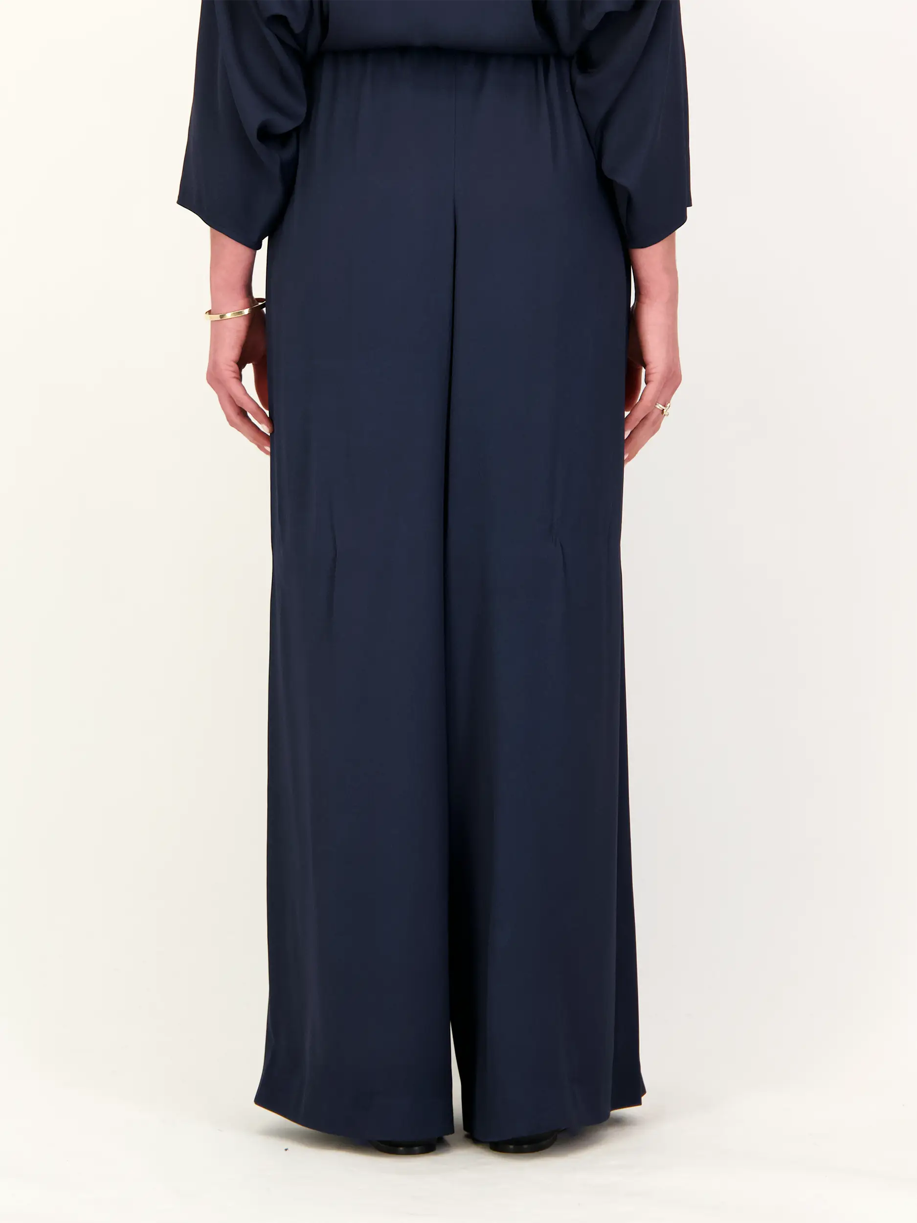 Satinhose 'Tweezer' - Artikel Rückseite getragen von einem Modell - Farbe: Blau