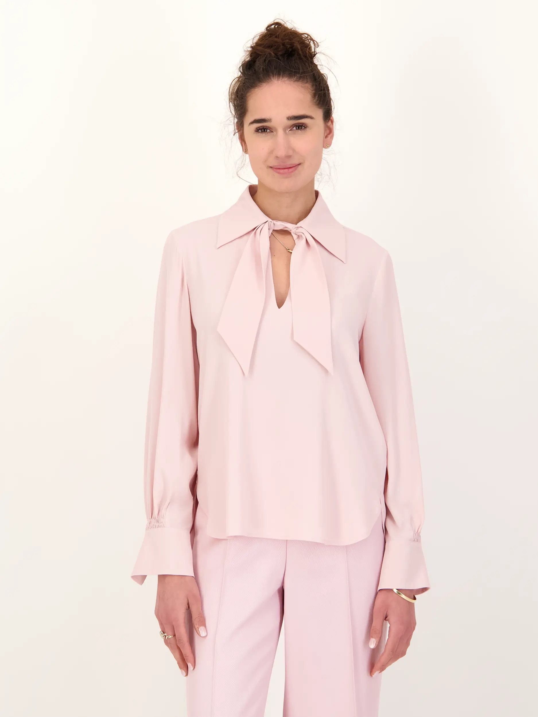 Bluse mit Schluppe langarm - Artikel Vorderseite getragen von einem Modell - Farbe: Rosa&Pink