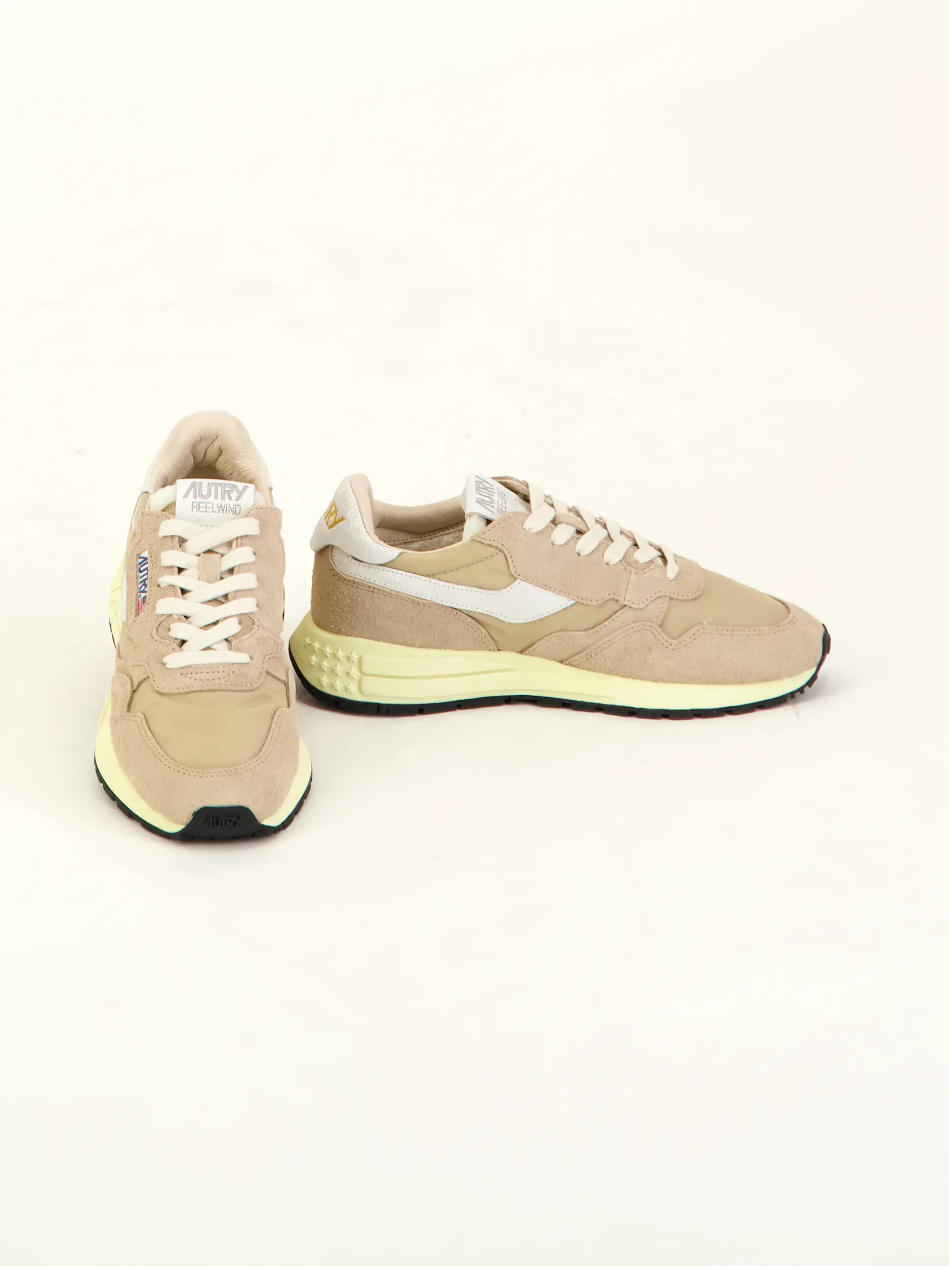 Sneaker 'Reelwind' aus Wildleder - Artikel Vorderseite getragen von einem Modell