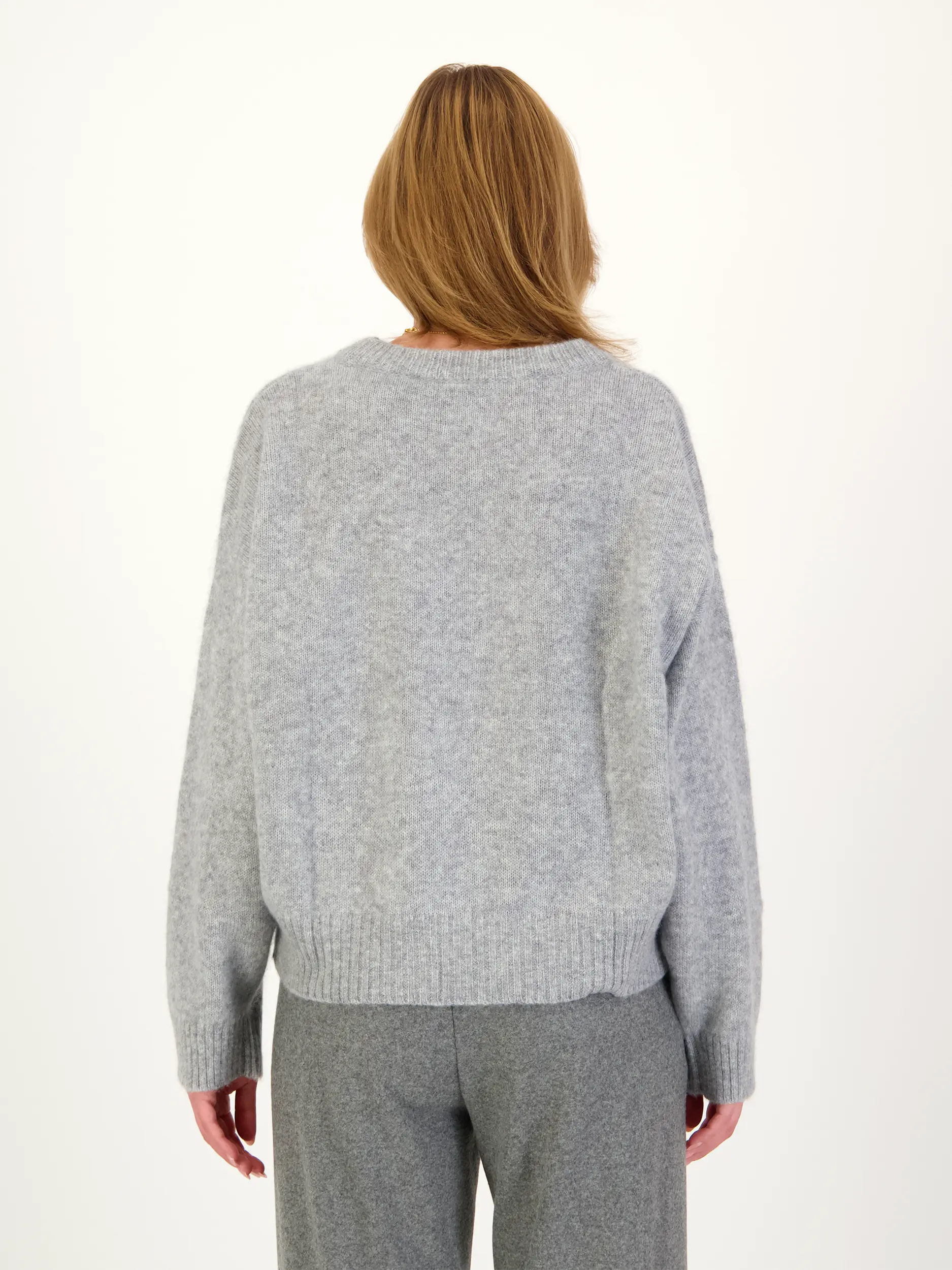 Pullover aus Kaschmir langarm - Artikel Rückseite getragen von einem Modell - Farbe: Grau