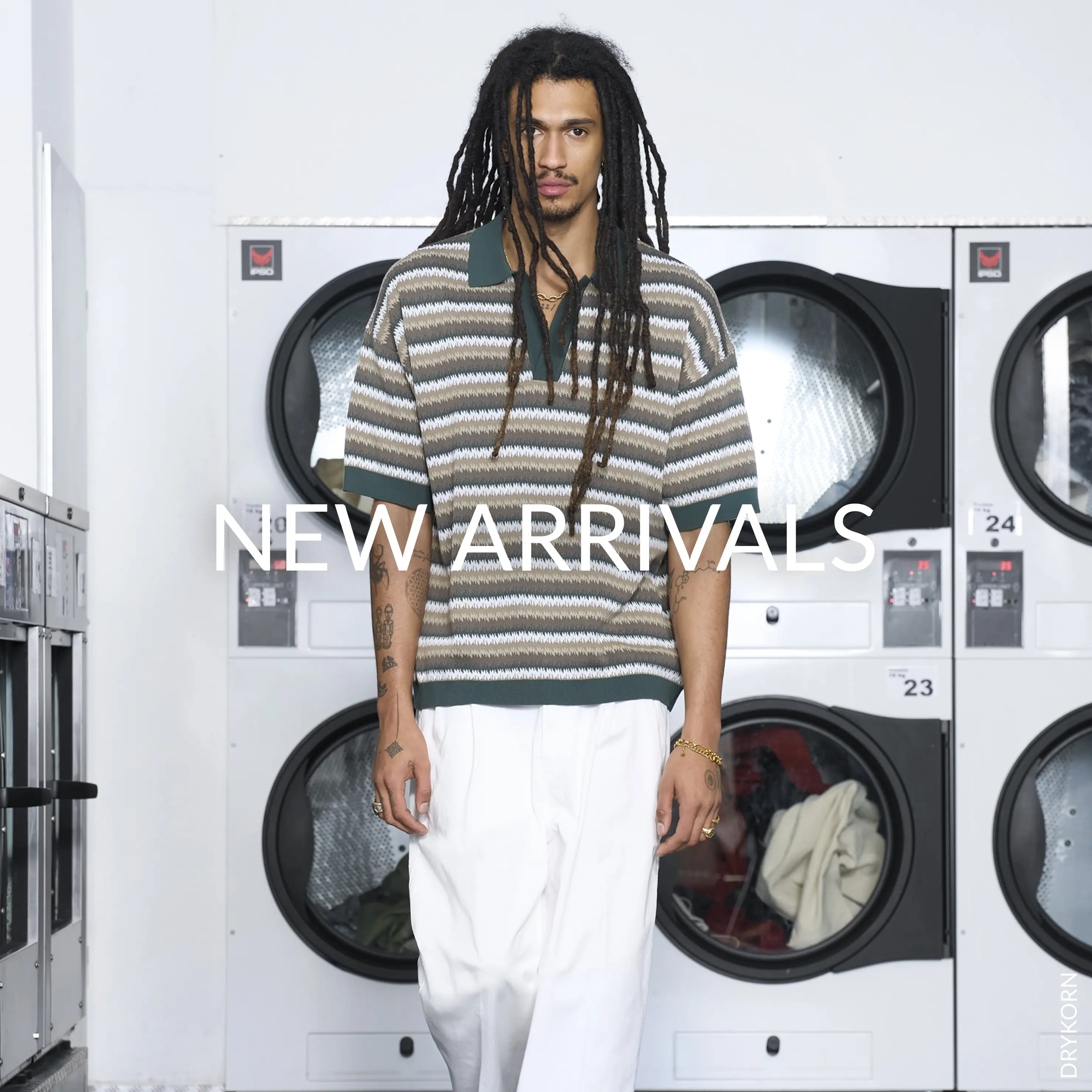 Mann in lässiger weißen Hose mit grün gestreiftem Poloshirt – Aufschrift ‚New Arrivals‘ im Vordergrund.