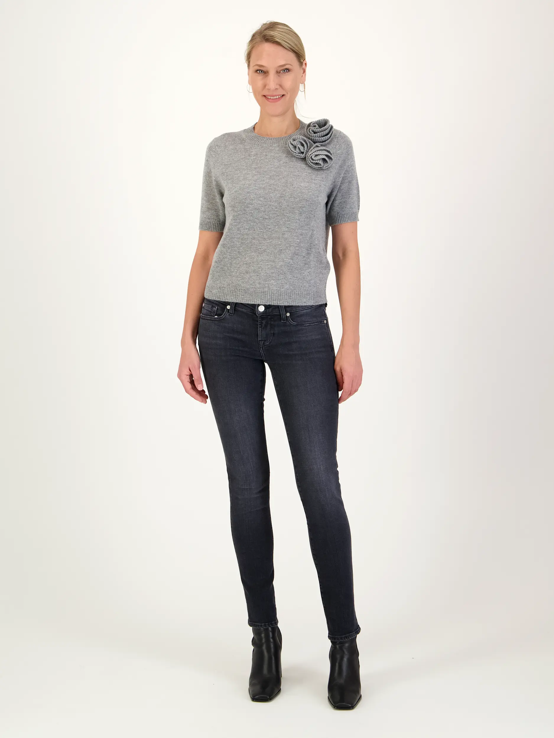 Pullover aus Wolle kurzarm - Artikel Teil eines Outfits getragen von einem Modell - Farbe: Grau