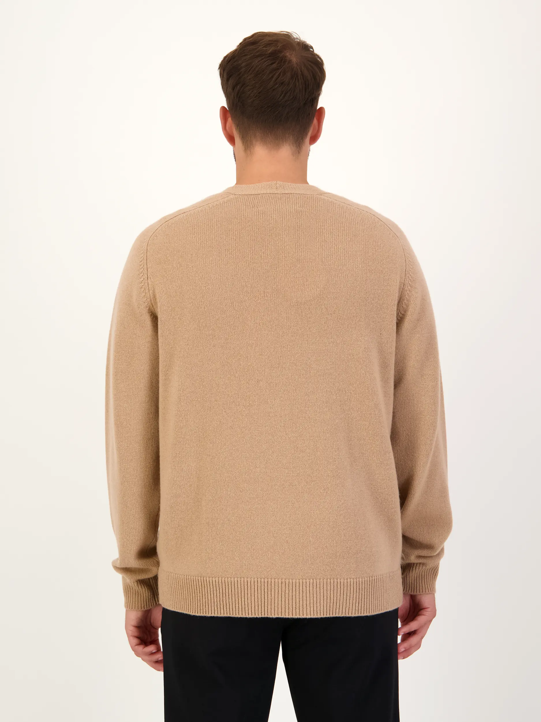 Strickjacke aus Kaschmir langarm - Artikel Rückseite getragen von einem Modell - Farbe: Braun
