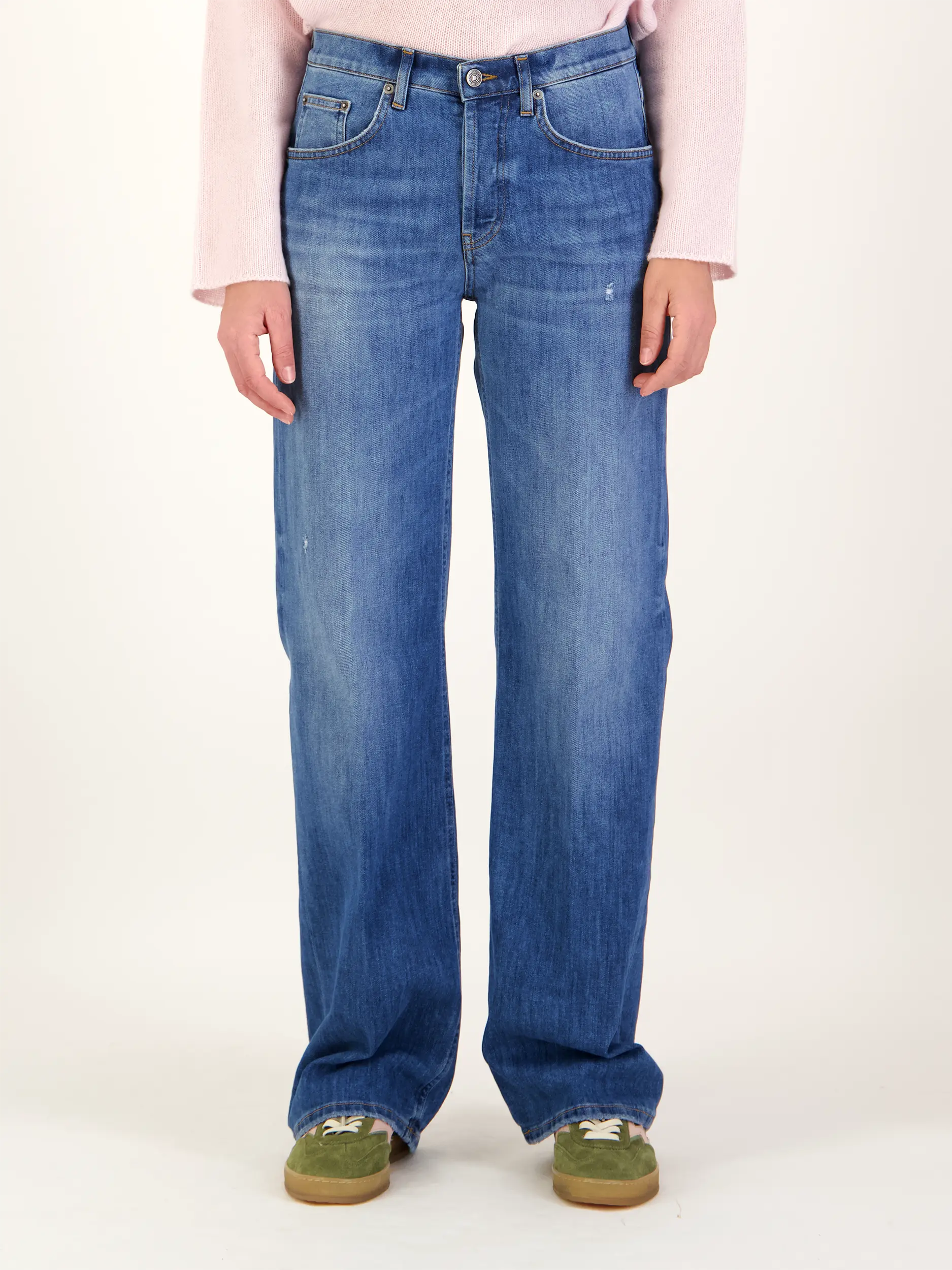Mid Rise Wide Leg Jeans 'Jacky' - Artikel Vorderseite getragen von einem Modell