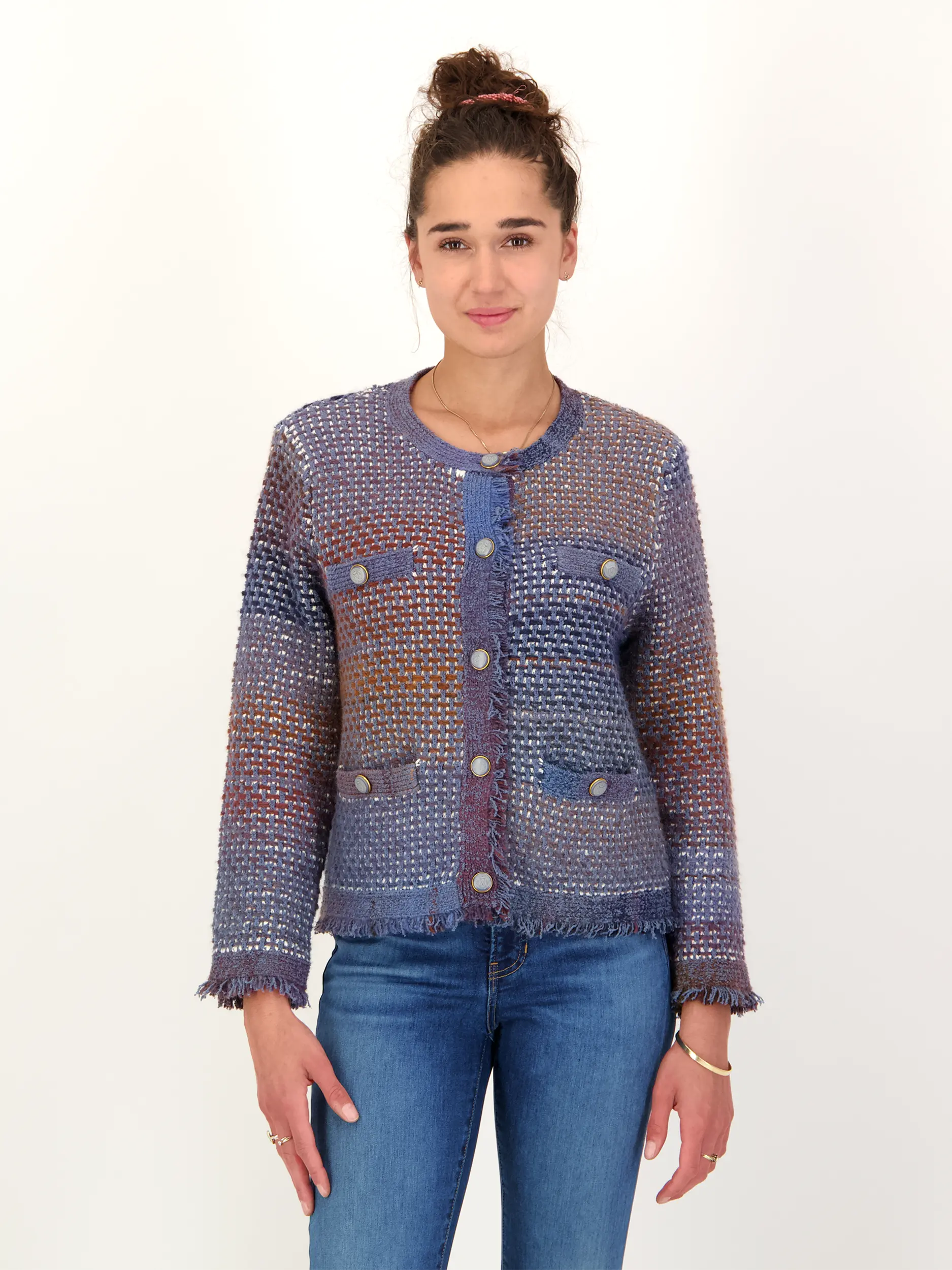 Gemusterte Strickjacke 'Sariyah knit' aus Woll-Mix mit Fransen - Artikel Vorderseite getragen von einem Modell - Farbe: Blau