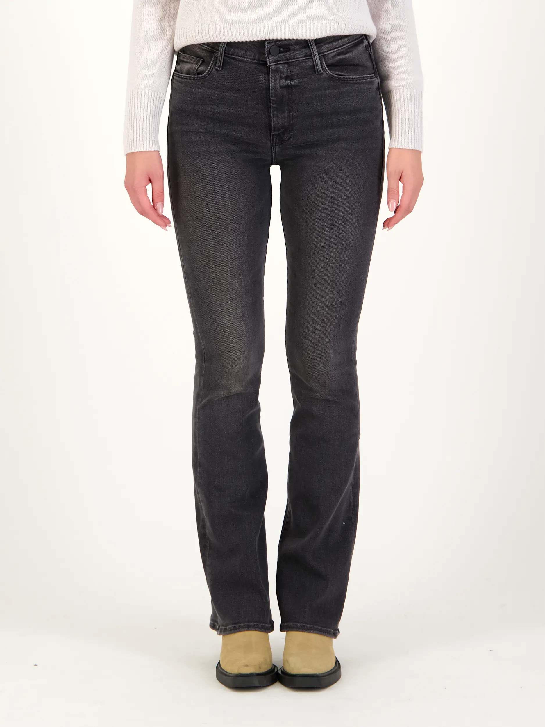 Mid Rise Flared Leg Jeans 'The Weekender' - Artikel Vorderseite getragen von einem Modell - Farbe: Grau