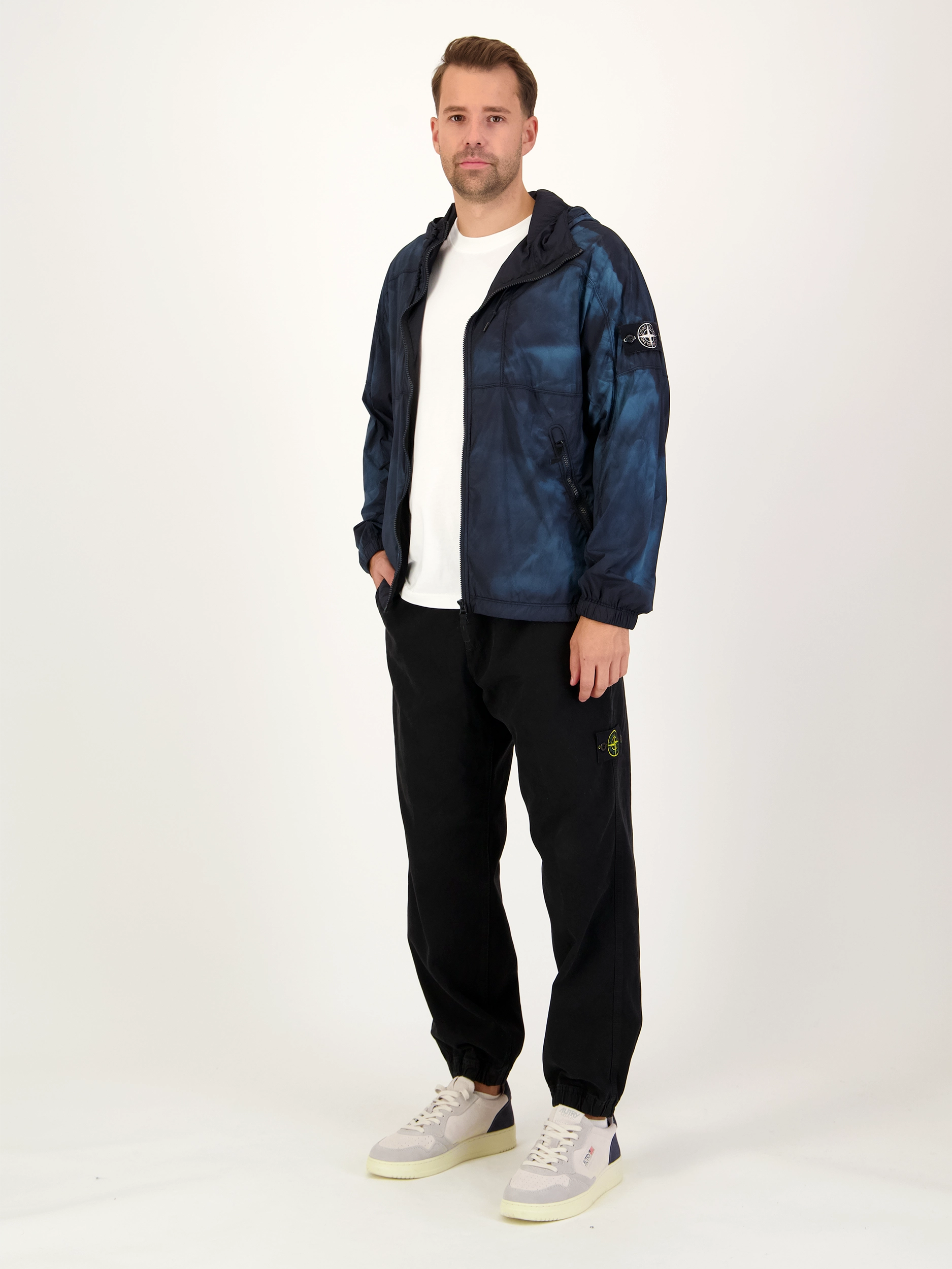 Wasserabweisende Jacke - Artikel Teil eines Outfits getragen von einem Modell - Farbe: Schwarz