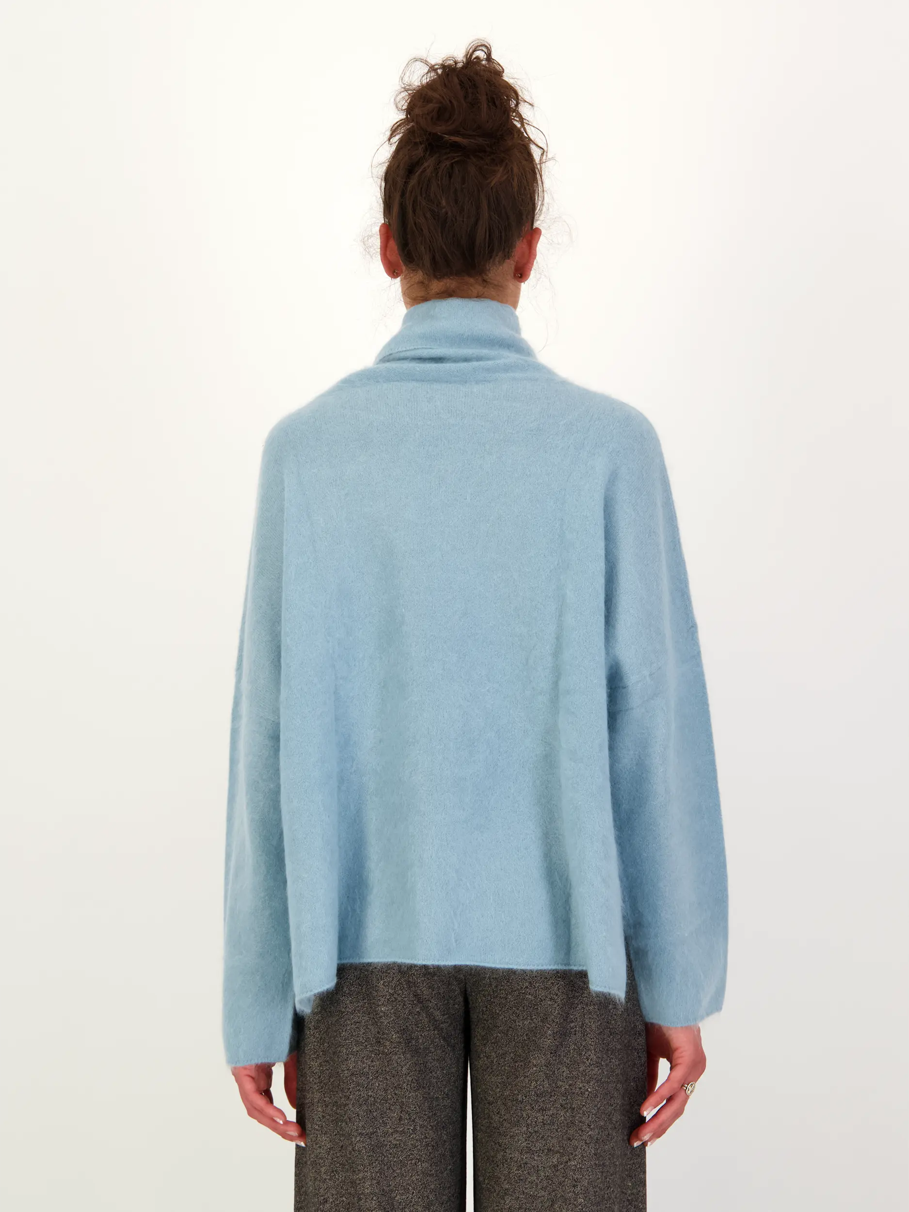 Rollkragenpullover aus Kaschmir langarm - Artikel Rückseite getragen von einem Modell - Farbe: Grün