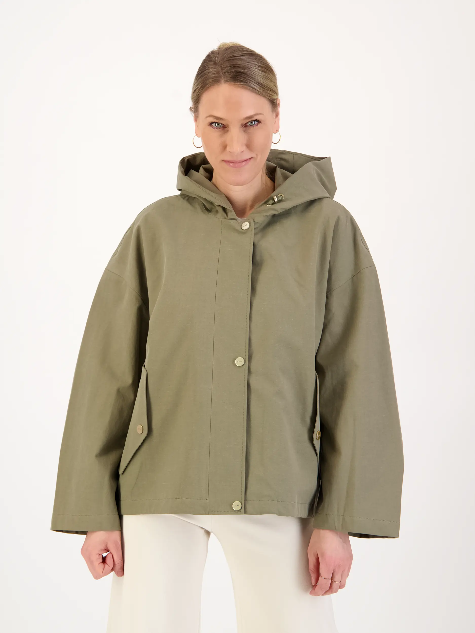 Jacke 'Elle' - Artikel Vorderseite getragen von einem Modell - Farbe: Grün