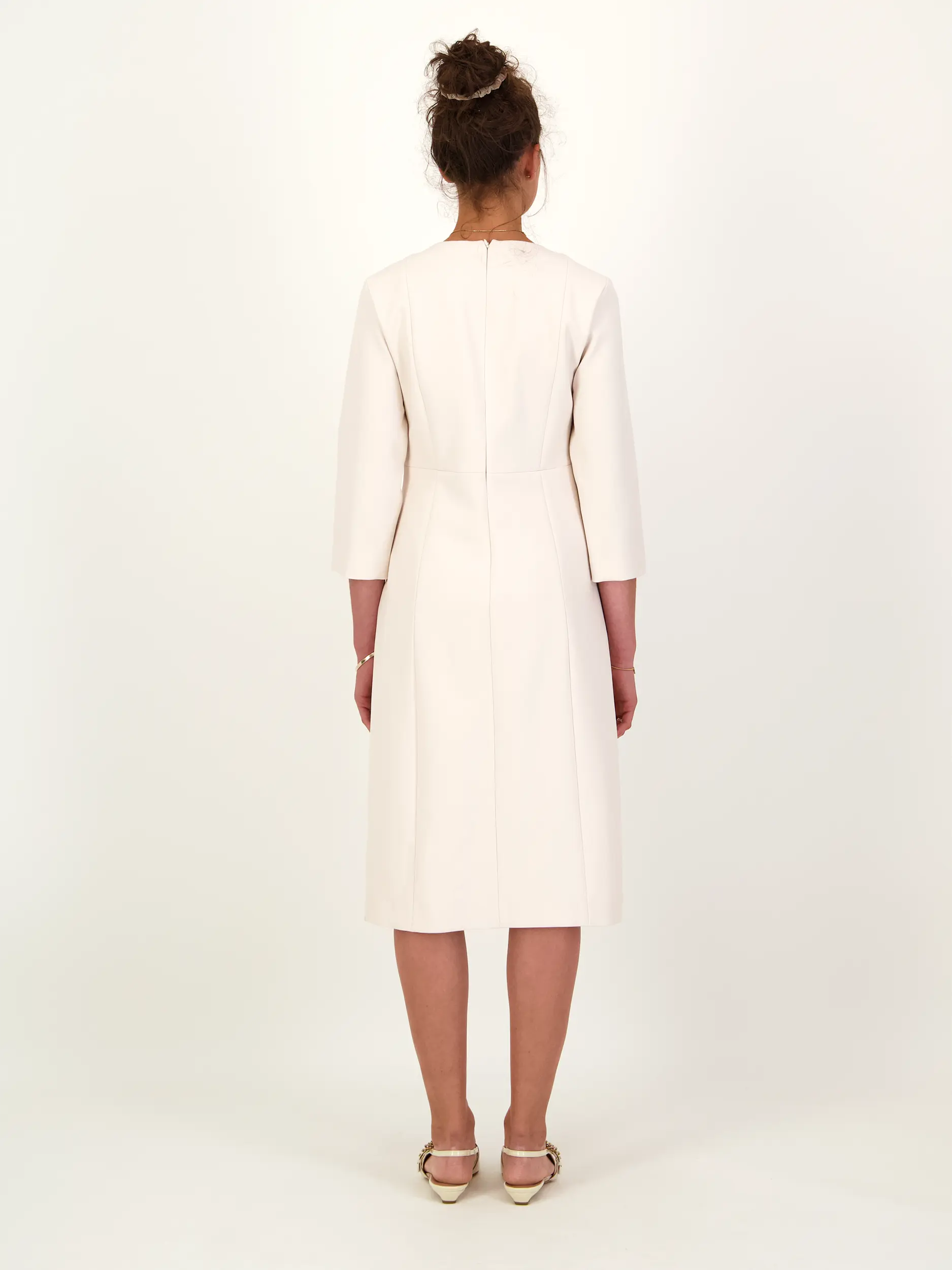 Midikleid langarm - Artikel Rückseite getragen von einem Modell - Farbe: Beige