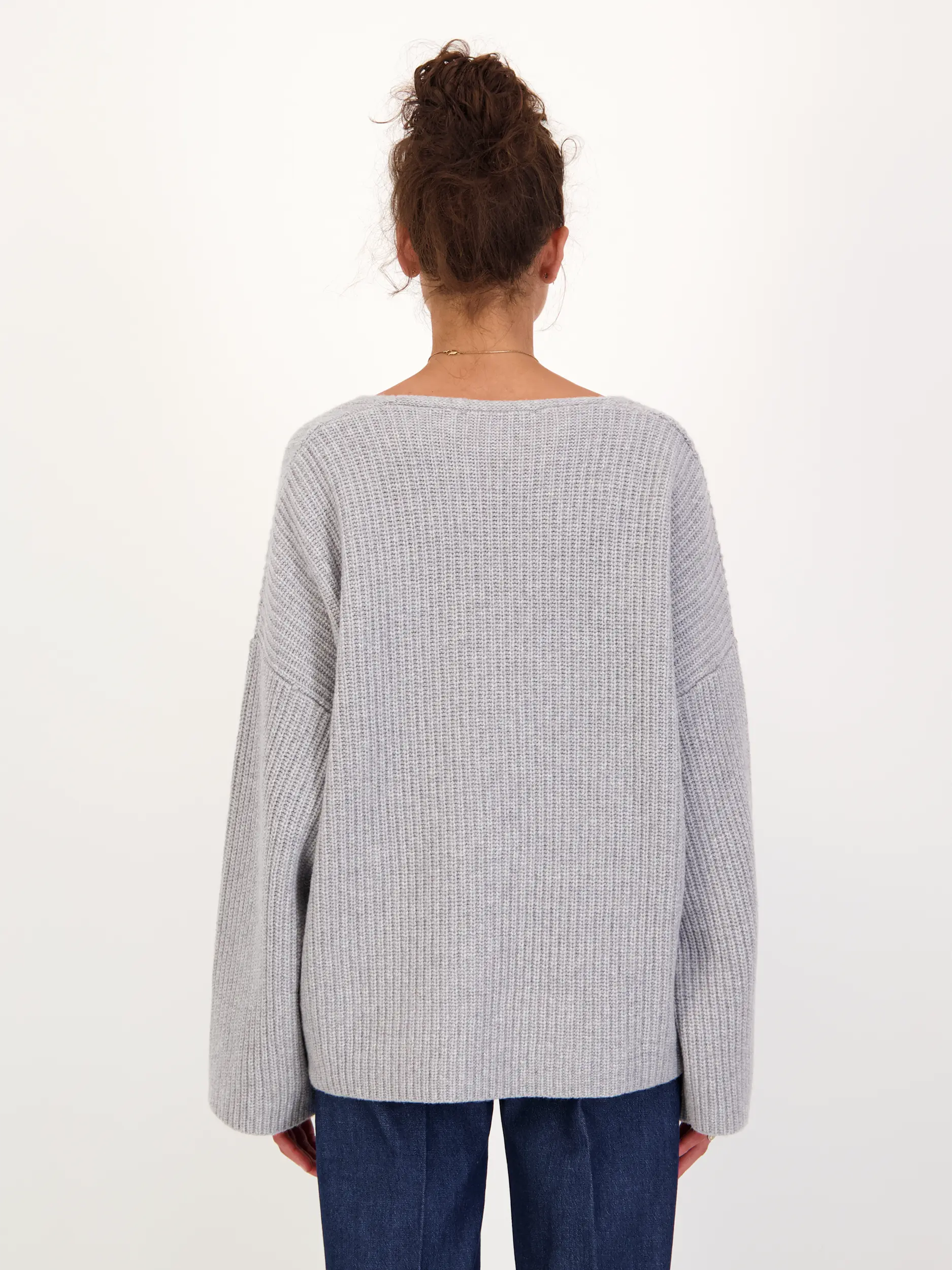 Gerippter Pullover 'Riva' aus Merinowolle langarm - Artikel Rückseite getragen von einem Modell - Farbe: Grau
