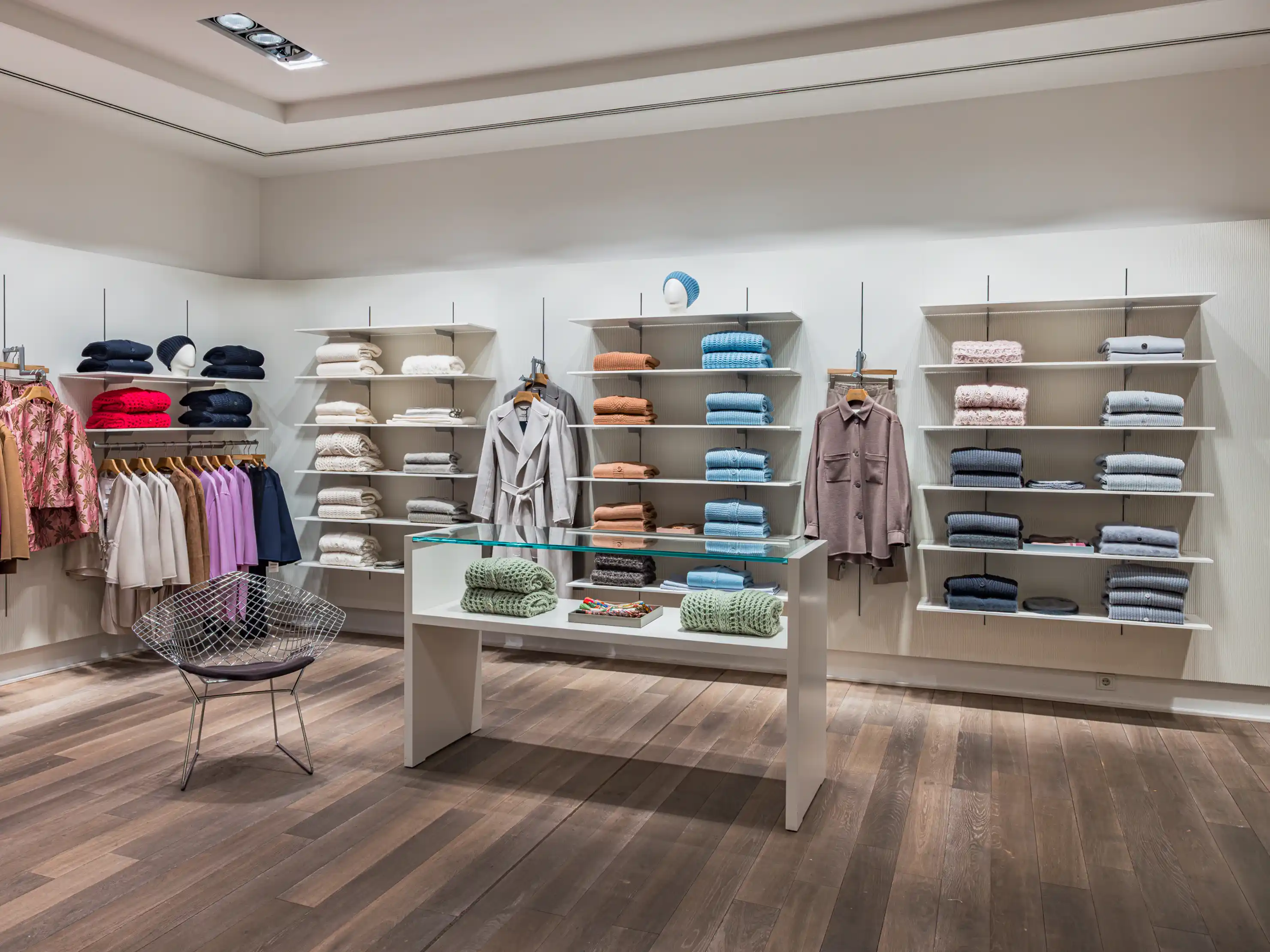 Hier ist eine Verkaufsfläche der Damenabteilung zu sehen