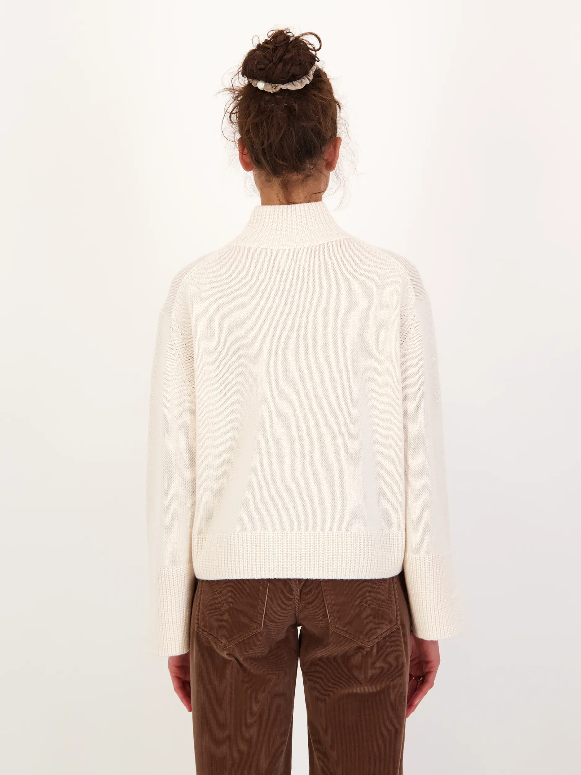 Pullover aus Wolle langarm - Artikel Rückseite getragen von einem Modell - Farbe: Creme
