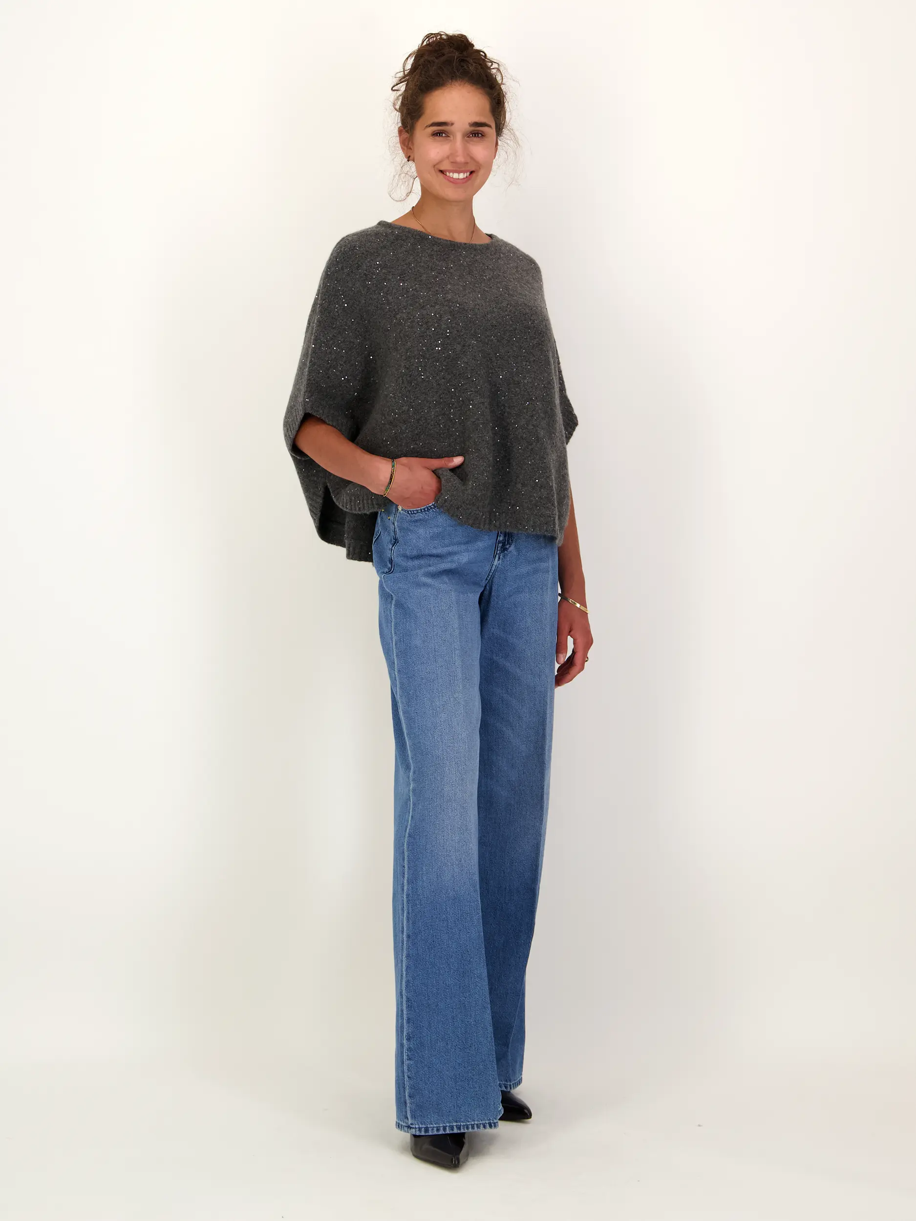 Pullunder 'Trisha' aus Kaschmir mit Glitzerpailletten - Artikel Teil eines Outfits getragen von einem Modell