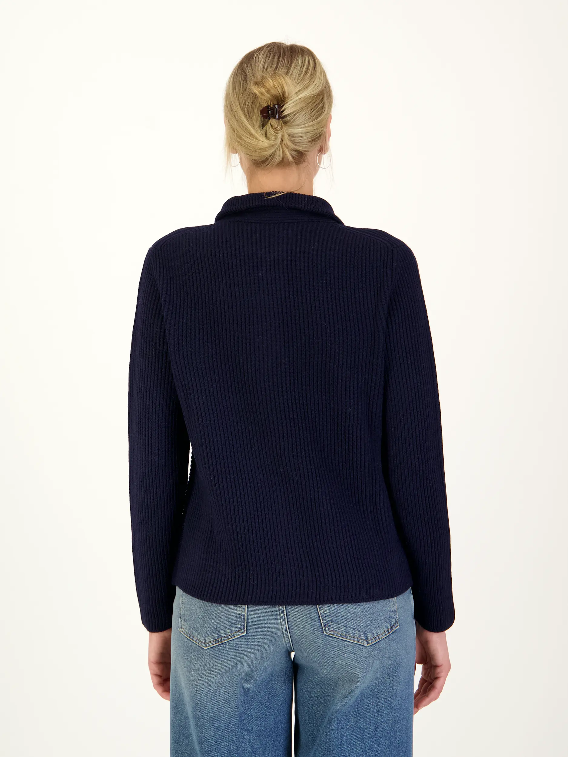 Strickjacke aus Merinowolle langarm - Artikel Rückseite getragen von einem Modell