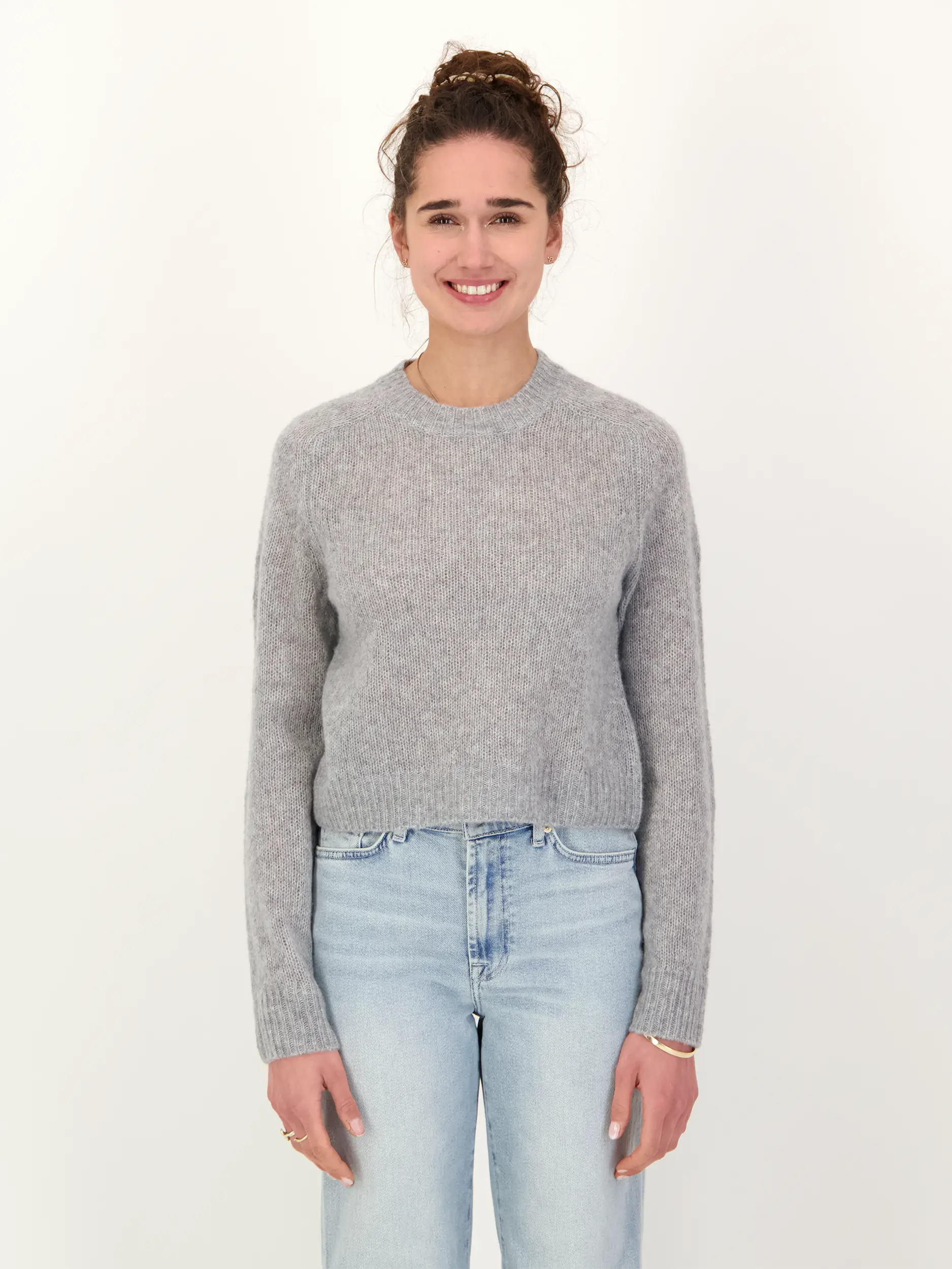 Pullover 'Solene' aus Kaschmir-Seide Mix - Artikel Vorderseite getragen von einem Modell - Farbe: Grau