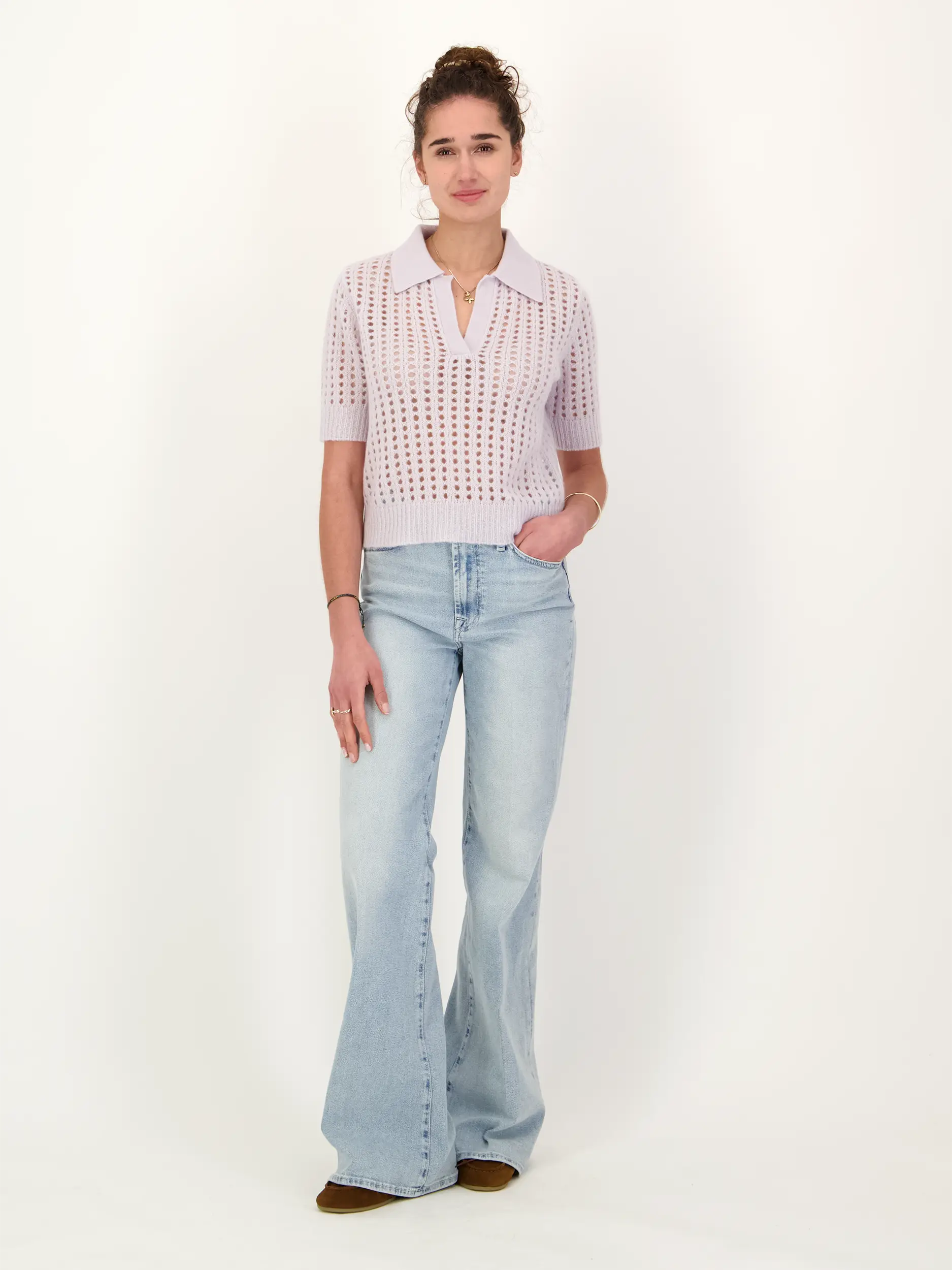 Pullover 'Kikyo' aus Kaschmir Seide Mix - Artikel Teil eines Outfits getragen von einem Modell - Farbe: Grau