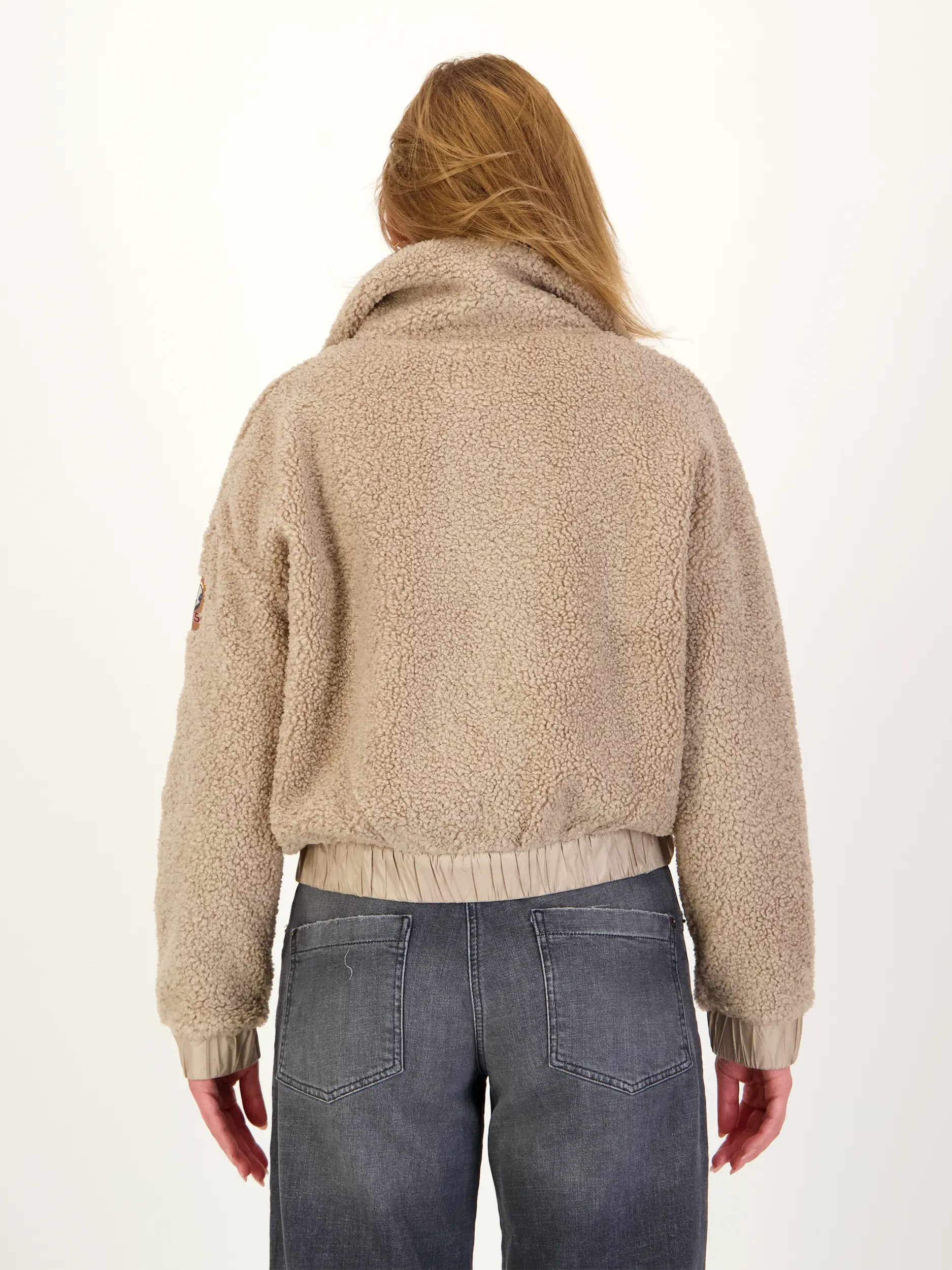 Teddyjacke 'Sori' - Artikel Rückseite getragen von einem Modell - Farbe: Beige